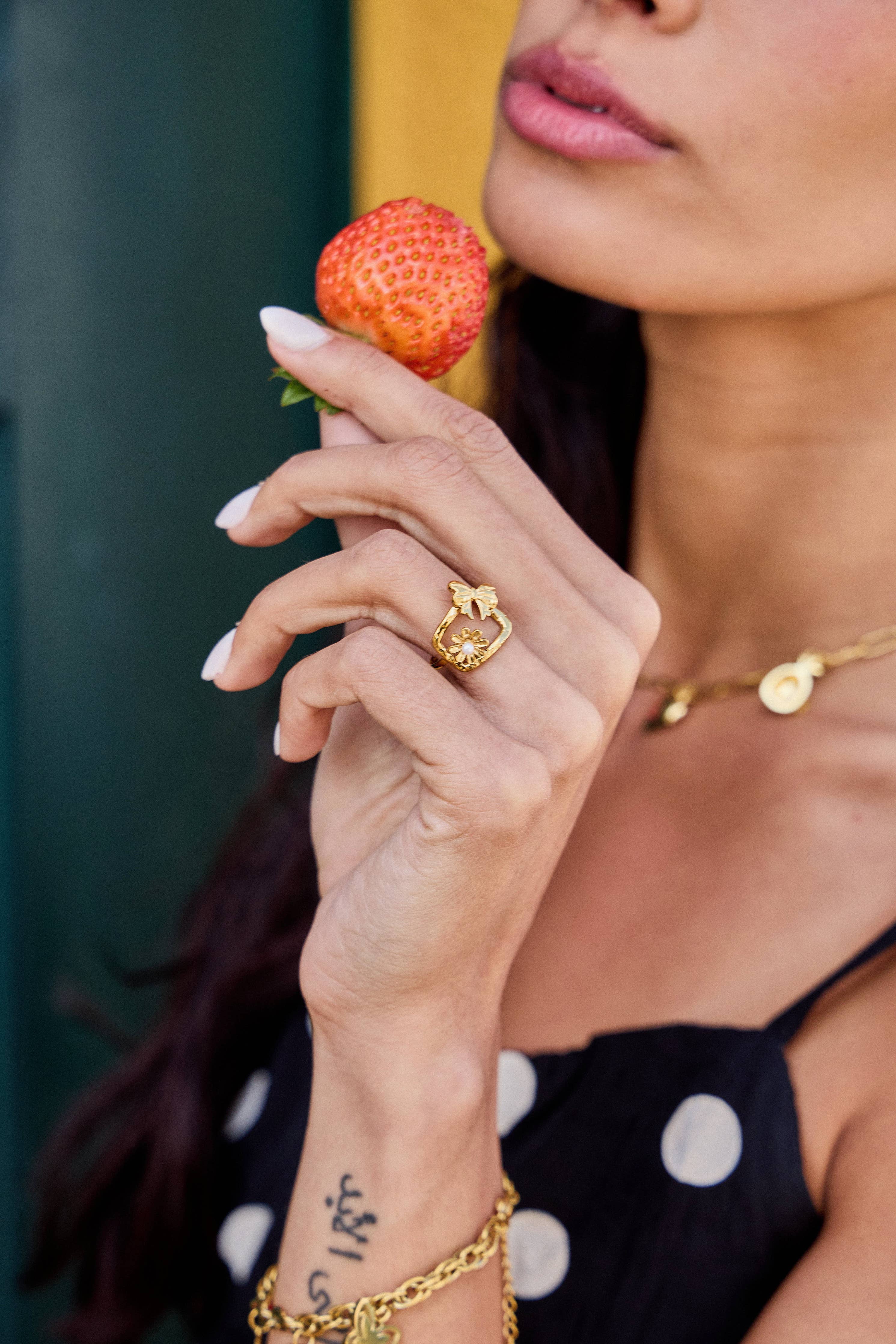 Petite Belle – 18K vergoldeter Ring mit Blüte, Schleife & Perlendetail, größenverstellbar und allergiefreundlich