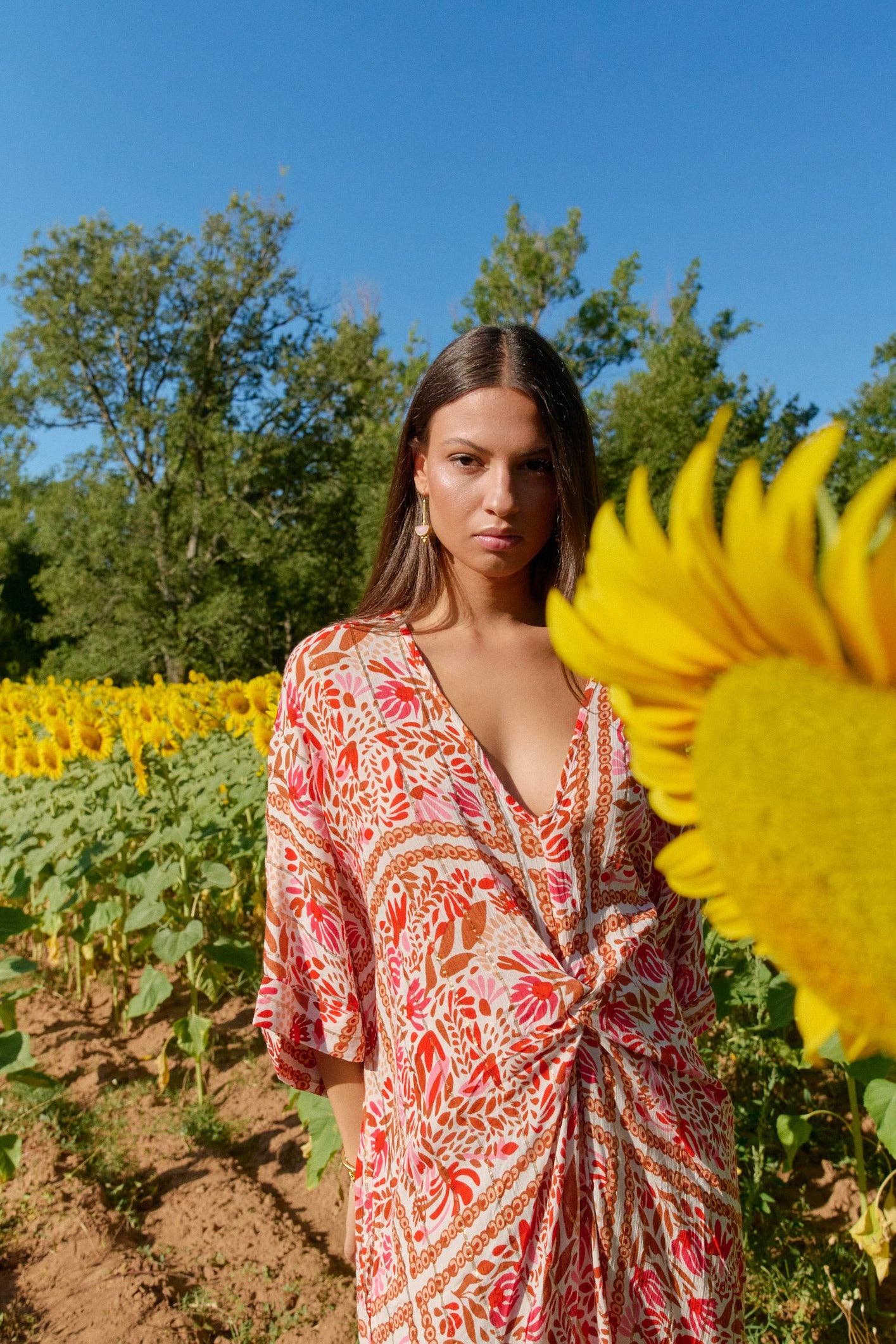 Farbintensiver Kaftan Habana Rojo mit floraler Musterung – eleganter V-Ausschnitt und Sommerdesign aus Viskose