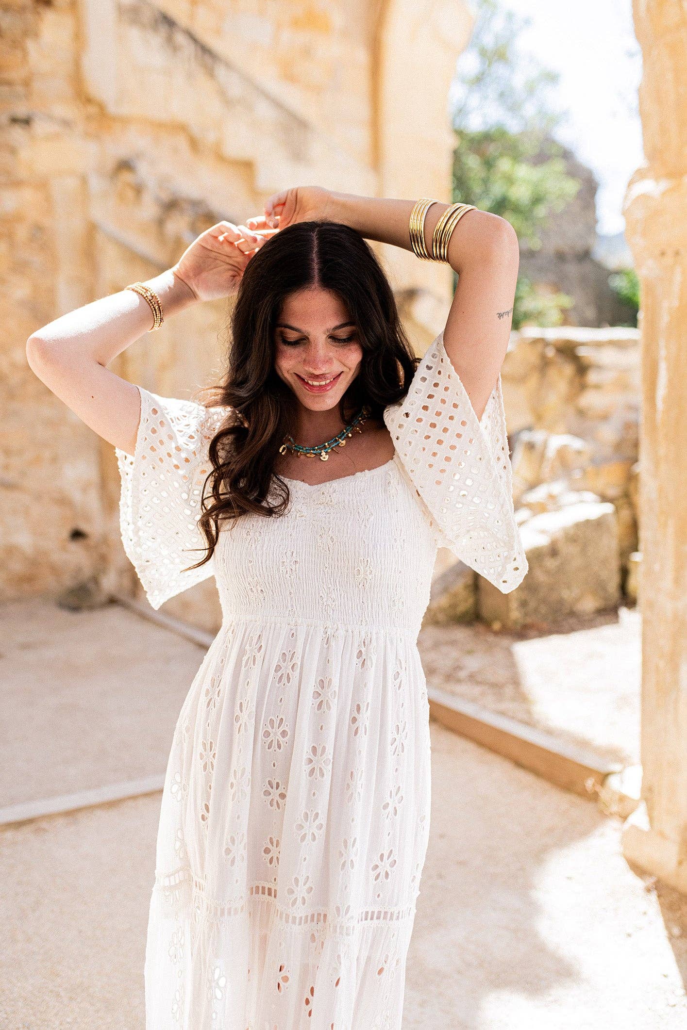 Sommervibes im Sicilia Kleid – leichtes Maxikleid mit Lochstickerei und ausgestellten Ärmeln aus Baumwolle