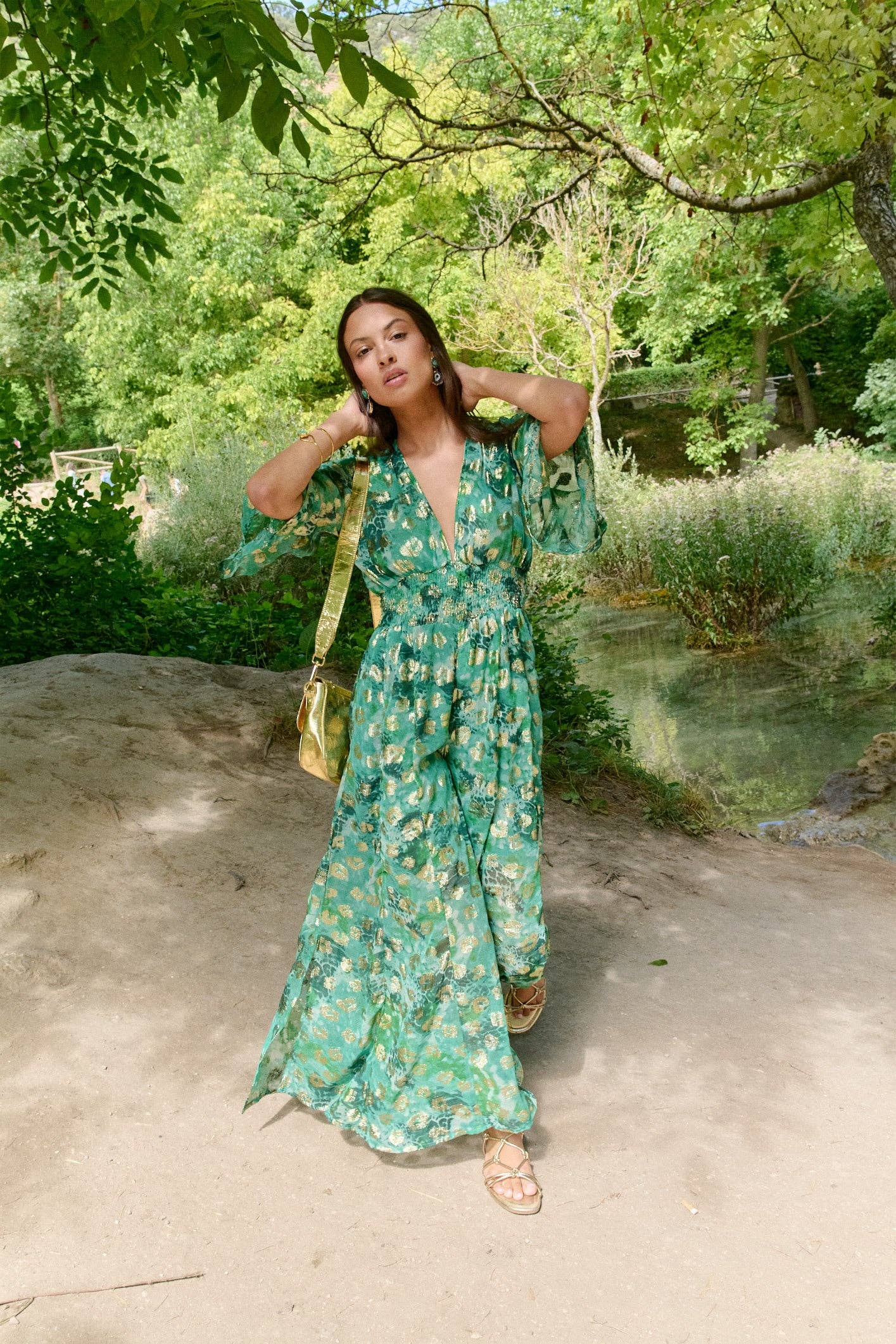 Jumpsuit „Kenia“ in Bewegung – fließender Stoff und goldene Details