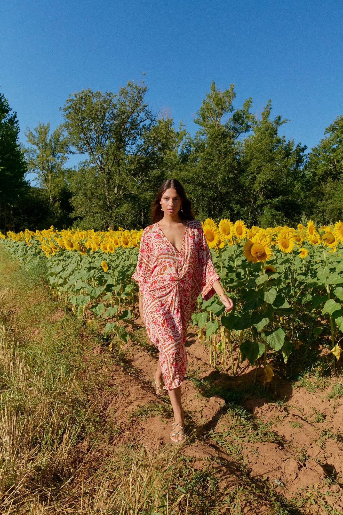 Leichter Sommerkaftan Habana Rojo mit fließendem Schnitt und auffälligem Print – perfekt für warme Tage