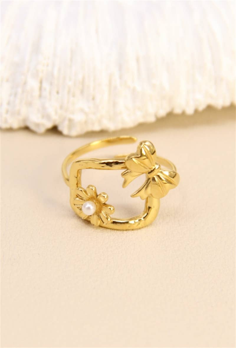 Petite Belle – 18K vergoldeter Ring mit Blüte, Schleife & Perlendetail, größenverstellbar und allergiefreundlich