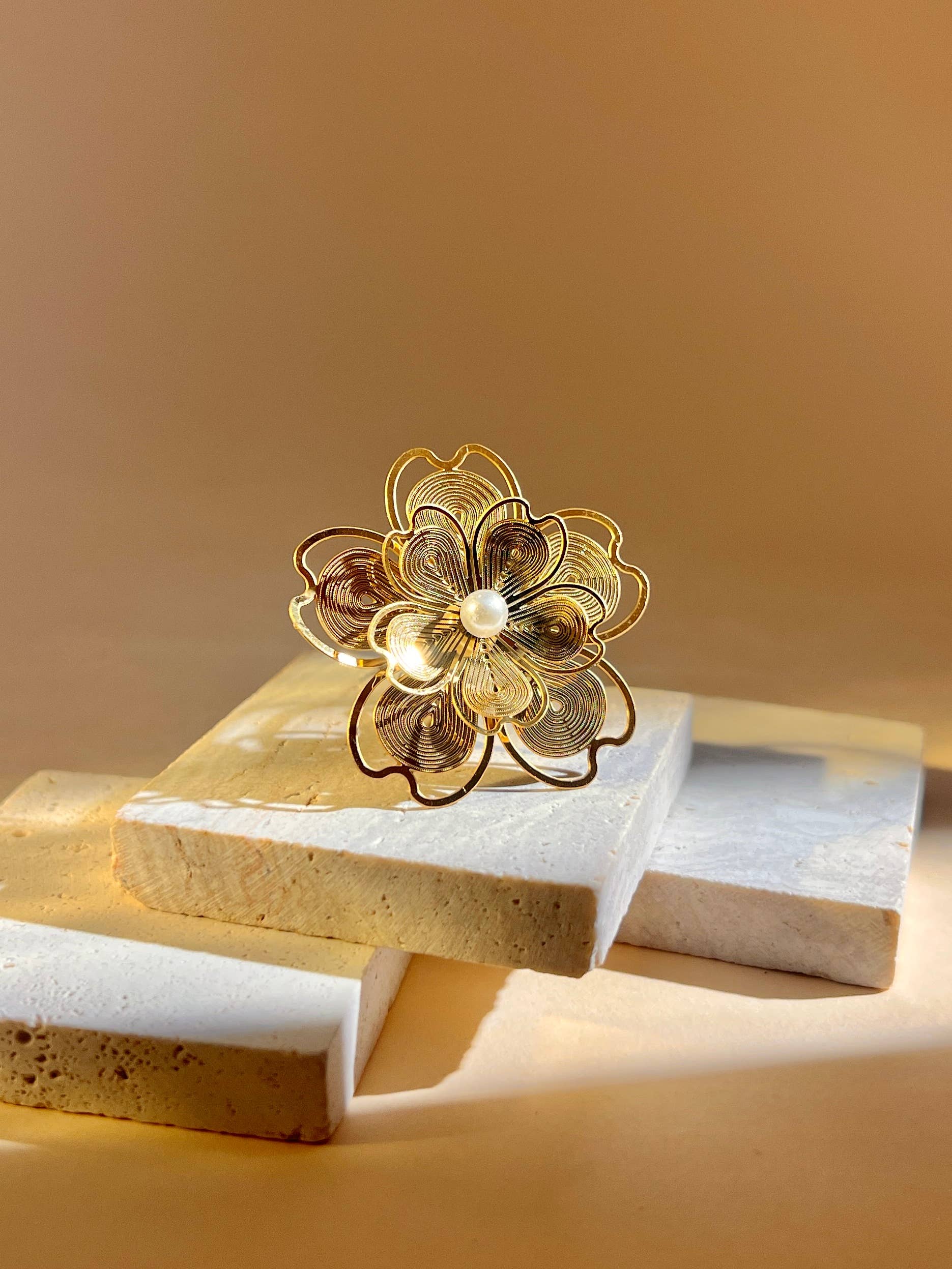 Luna Petal – Vergoldeter Blumenring mit geschwungenen Blütenblättern & Perle aus 18K vergoldetem Stainless Steel
