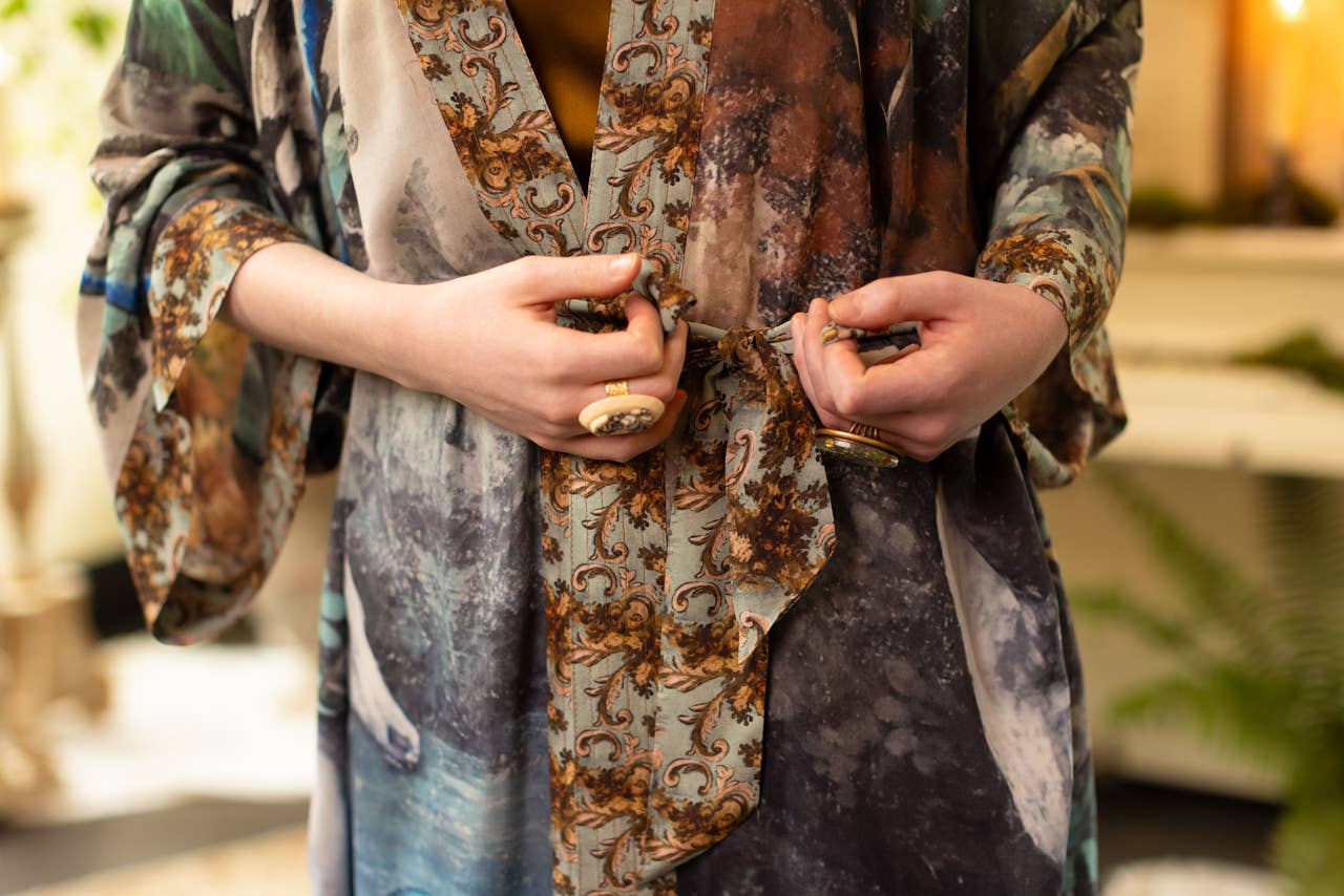 Theatre of Dreams Kimono-Bademantel aus Bambus, langer Staubwedel, mit Hirsch Market of Stars