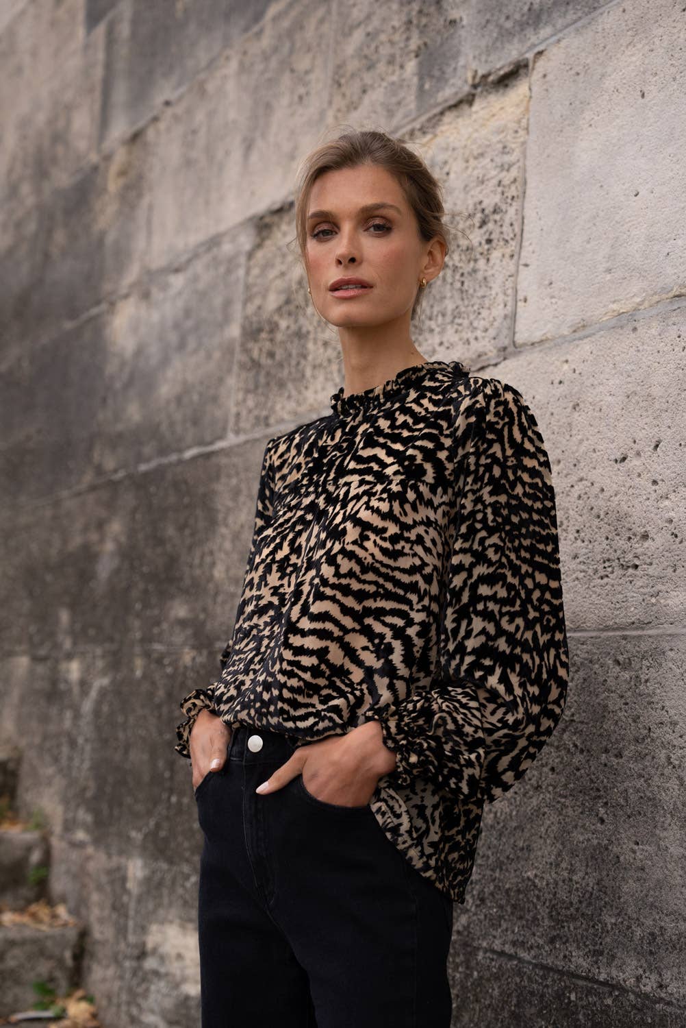 Elaine Samtbluse mit Stehkragen - 80883-5 CHOKLATE PARIS