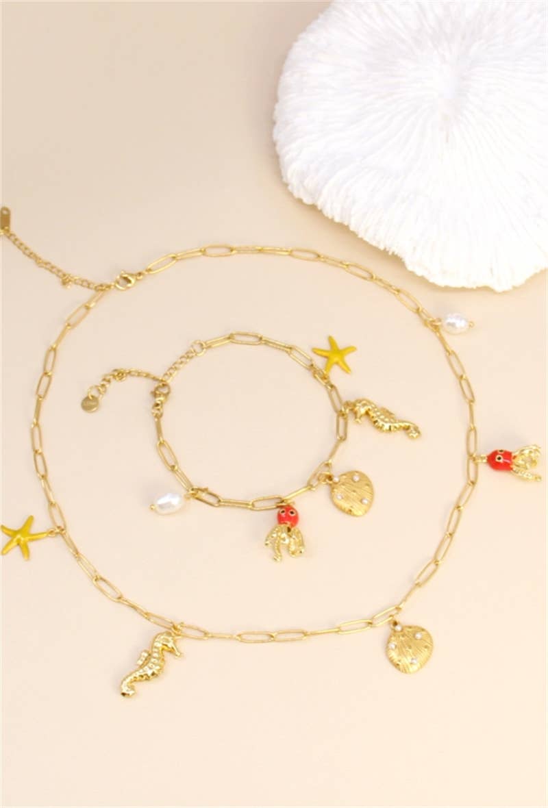 Costa Coral – Vergoldete Gliederkette mit Seestern, Seepferd, Muschel, Perle & roter Krabbe, maritimer Boho-Schmuck