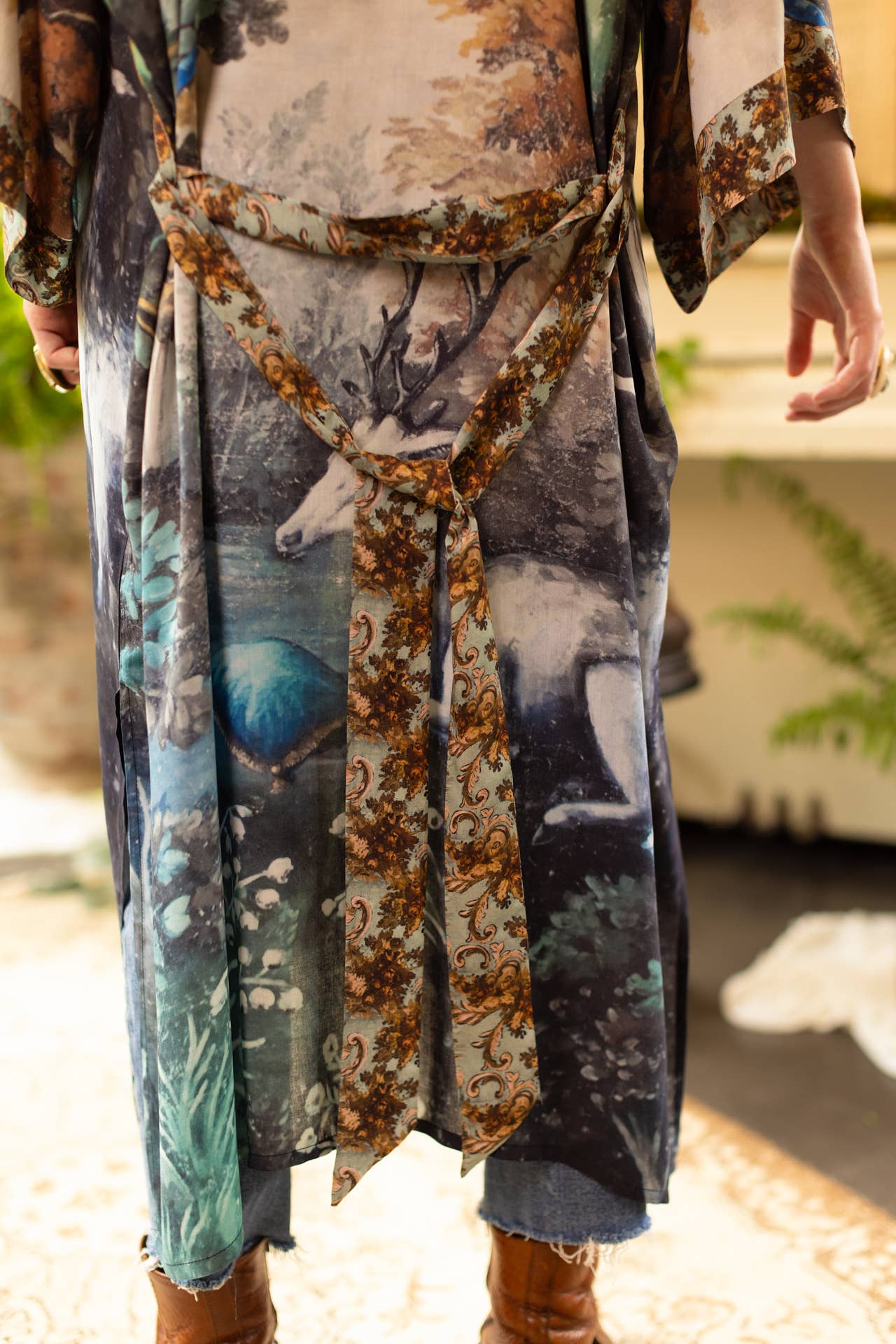 Theatre of Dreams Kimono-Bademantel aus Bambus, langer Staubwedel, mit Hirsch Market of Stars