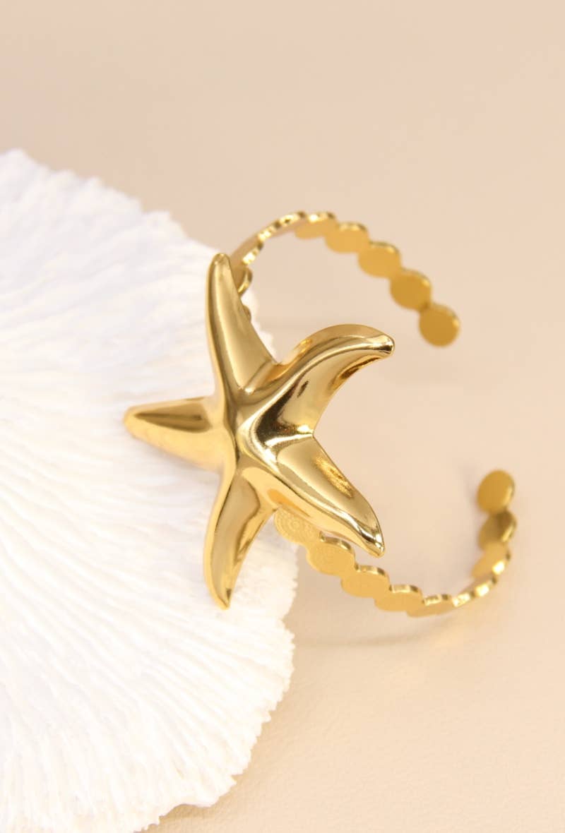 Star Bay – Vergoldeter Edelstahl-Armreif mit Seestern-Design, offen & größenverstellbar, maritimer Sommerlook