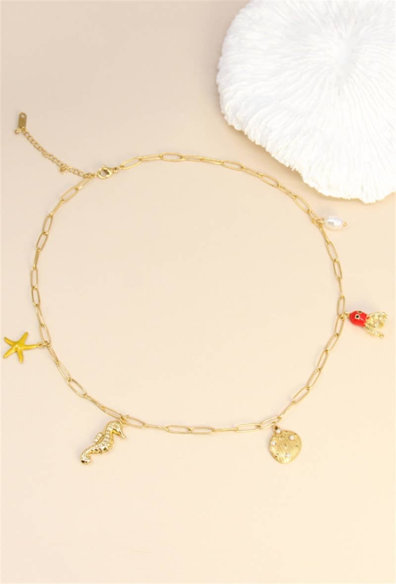 Costa Coral – Vergoldete Gliederkette mit Seestern, Seepferd, Muschel, Perle & roter Krabbe, maritimer Boho-Schmuck