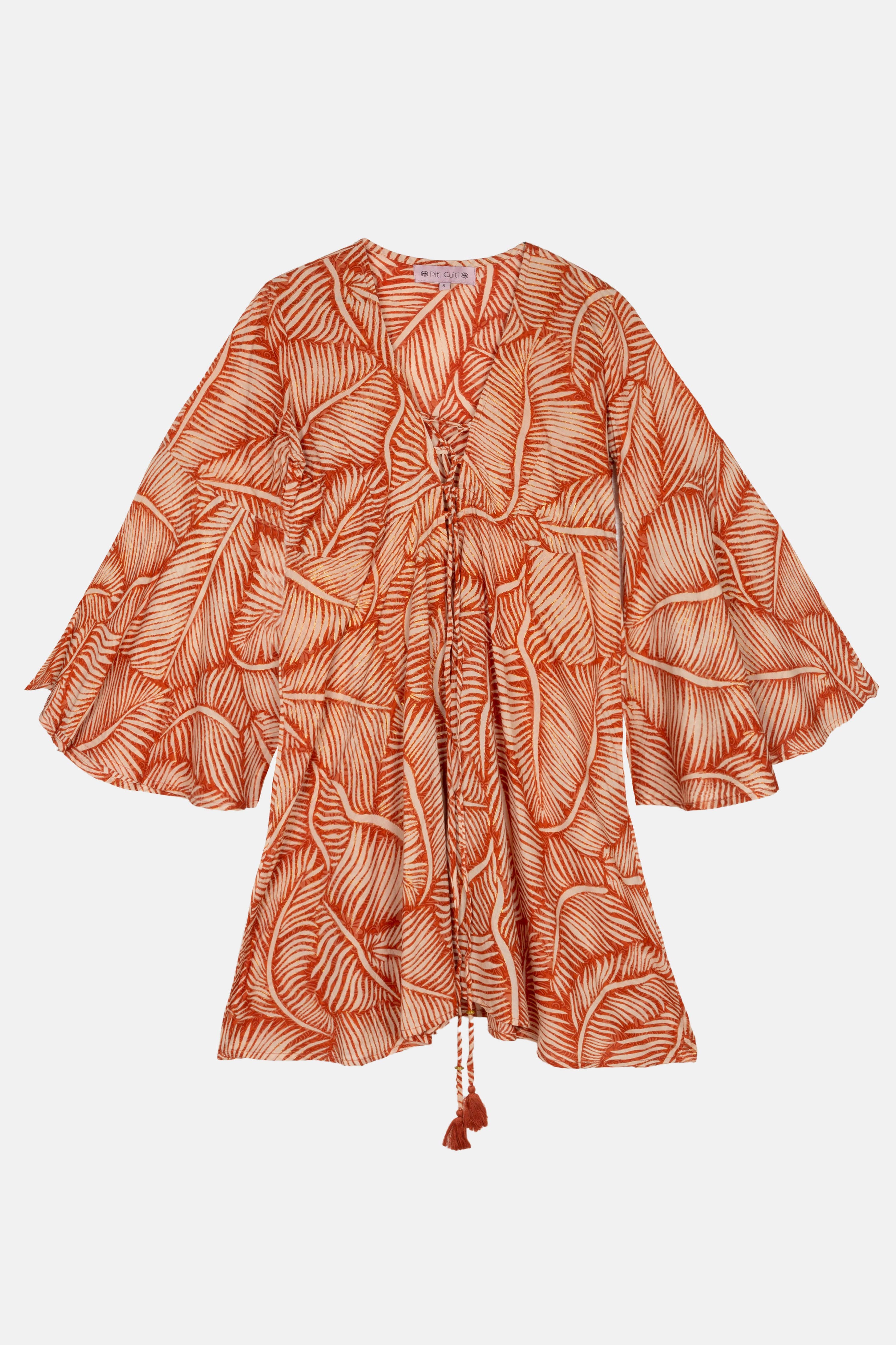 Studioaufnahme des „Palm Brown“-Kleids – kurze Länge, V-Ausschnitt, Tunnelzug in der Taille, ausgestellte Ärmel.