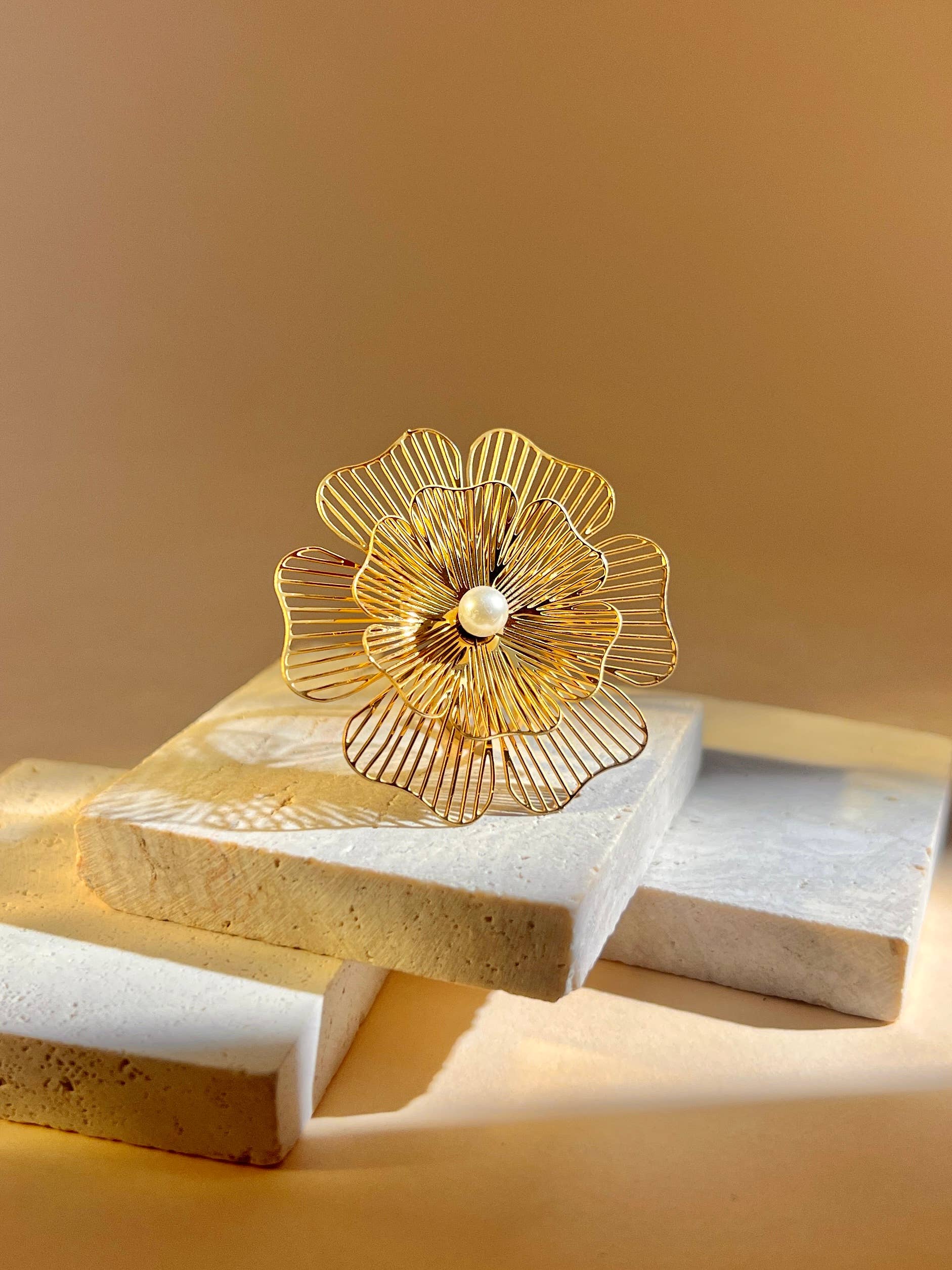 Golden Bloom – Statement-Ring aus 18K vergoldetem Edelstahl in Blütenform mit Perle, hypoallergen & größenverstellbar