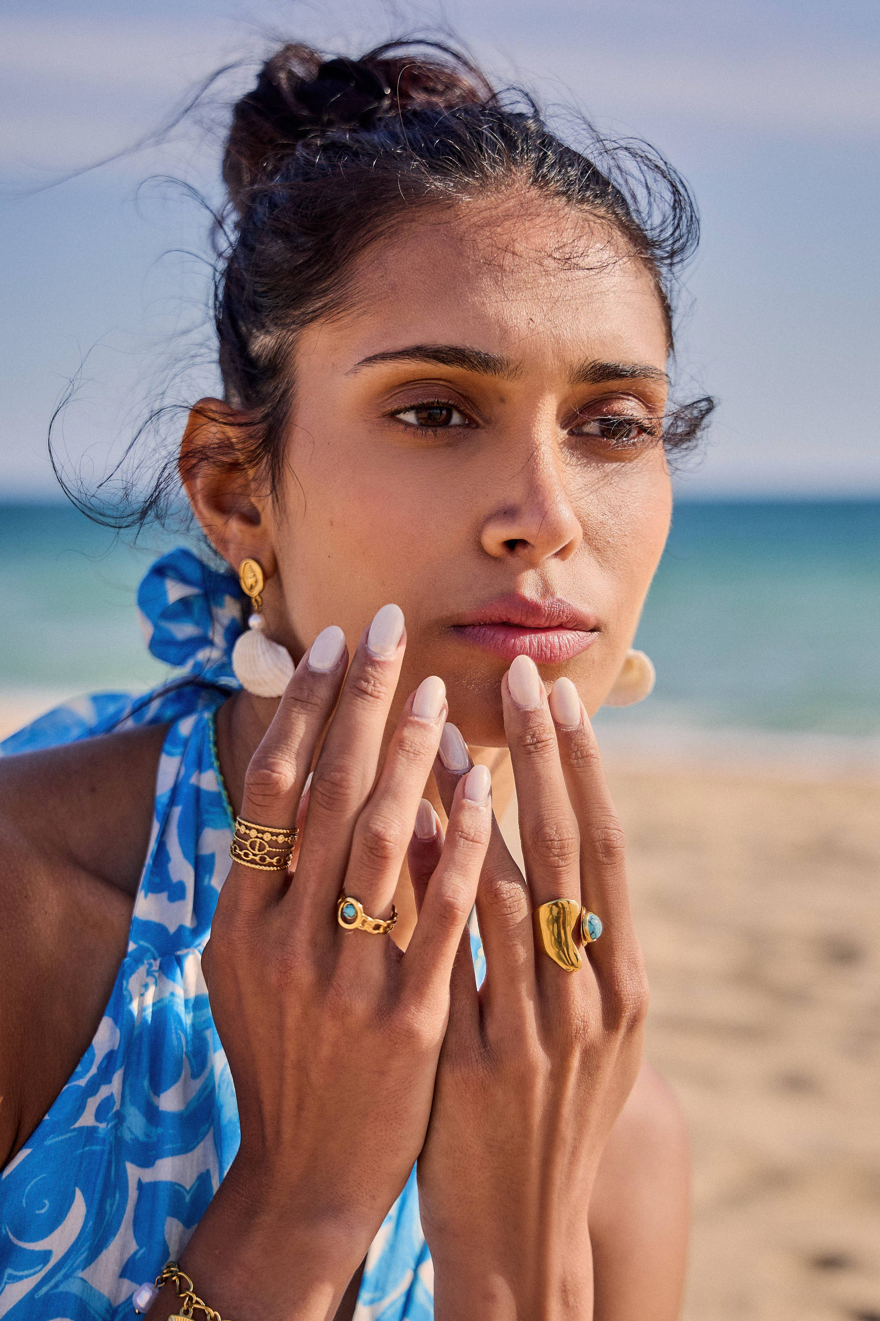 Golden Nomad – Breiter, 18K vergoldeter Edelstahlring mit Boho-Ornamenten und Cut-Out-Design
