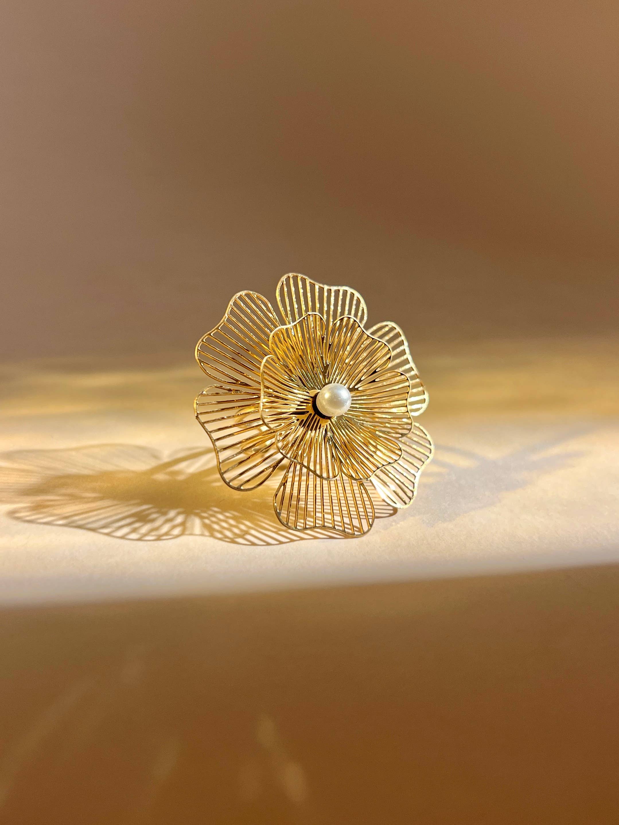Golden Bloom – Statement-Ring aus 18K vergoldetem Edelstahl in Blütenform mit Perle, hypoallergen & größenverstellbar