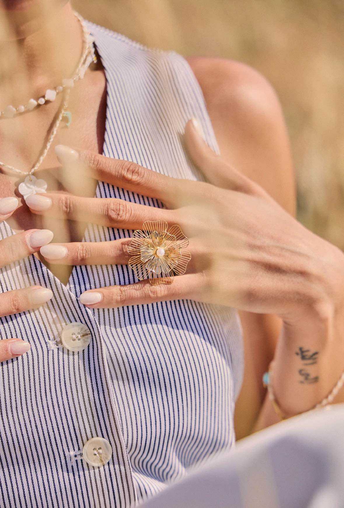 Golden Bloom – Statement-Ring mit Perlendetail Frollein Herzblut