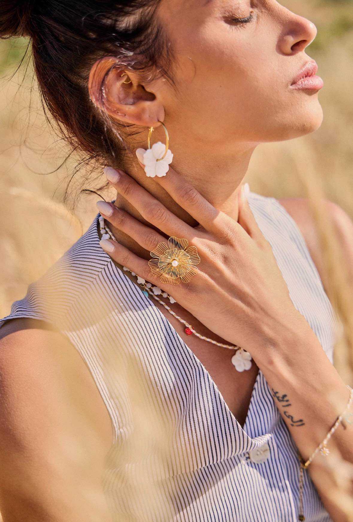 Golden Bloom – Statement-Ring mit Perlendetail Frollein Herzblut