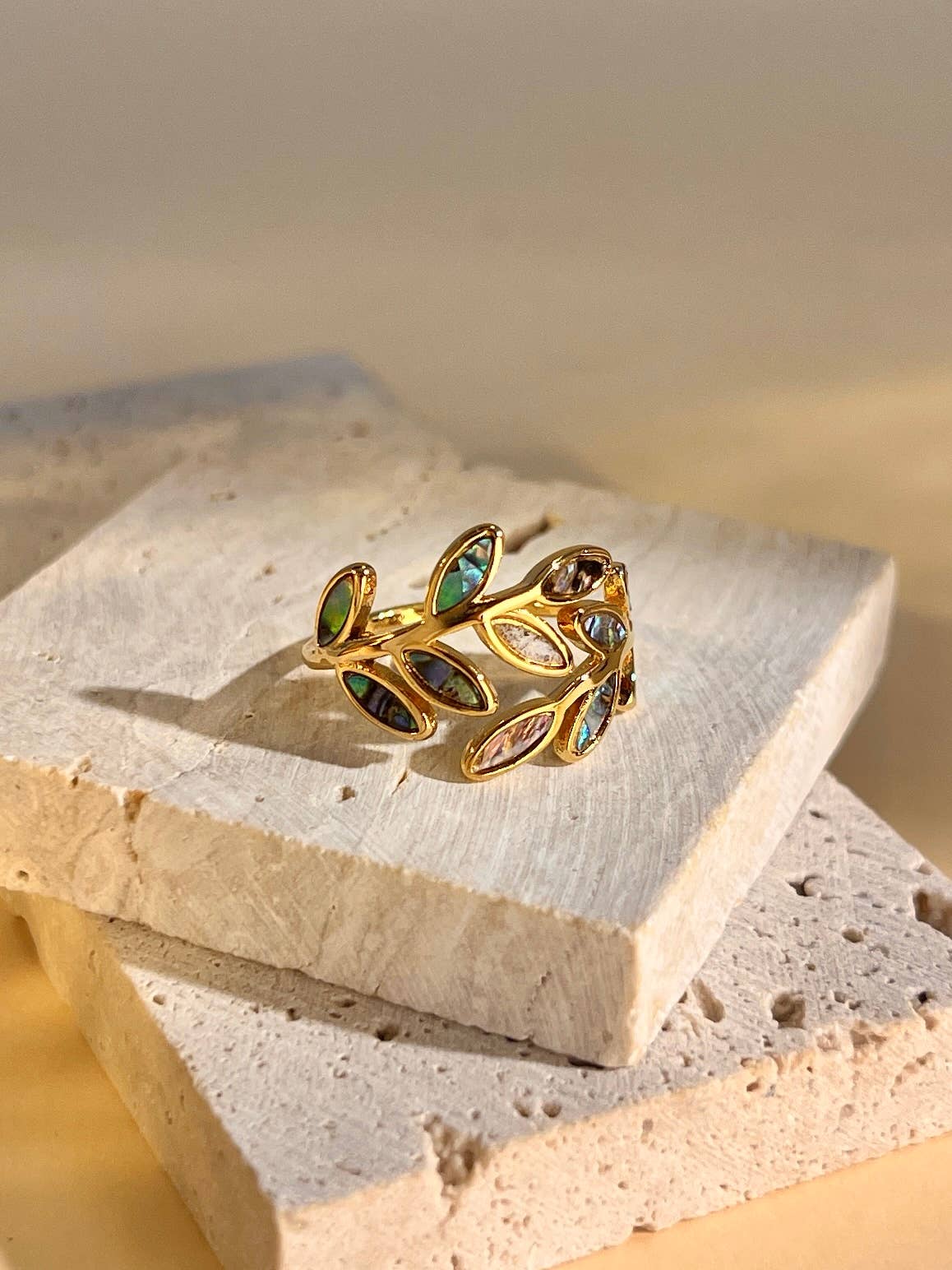 Iridescent Ivy – Vergoldeter Damenring mit schillernden Perlmuttblättern, verstellbar, Edelstahl 18K vergoldet, hypoallergen
