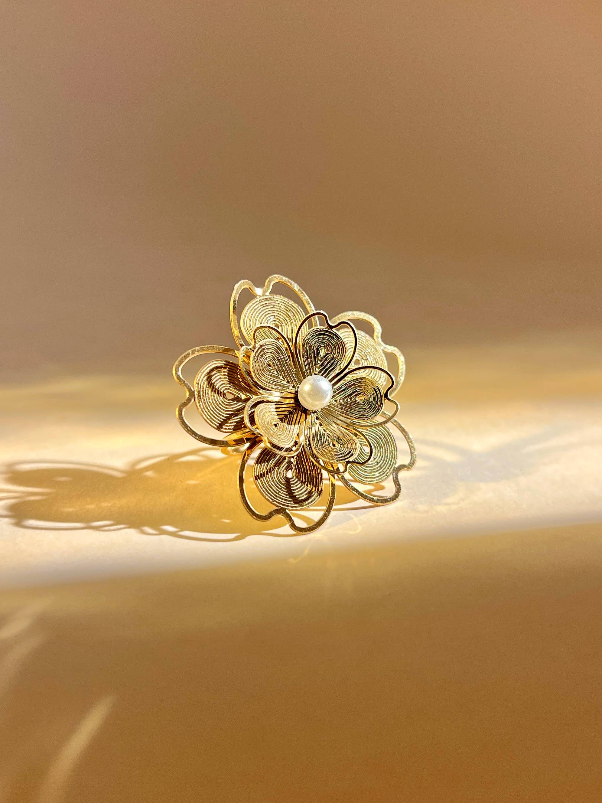 Luna Petal – Vergoldeter Blumenring mit geschwungenen Blütenblättern & Perle aus 18K vergoldetem Stainless Steel