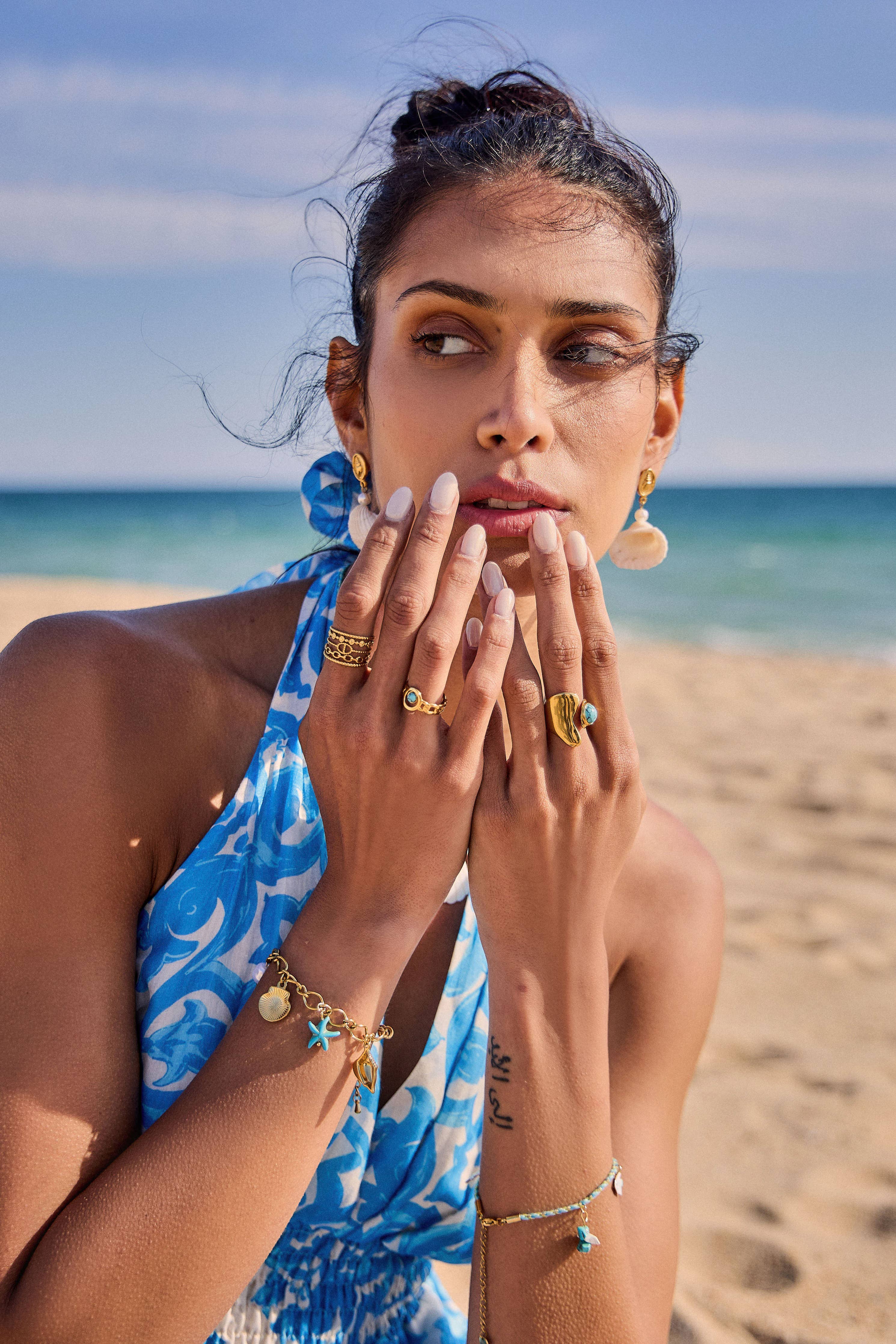 Golden Nomad – Breiter, 18K vergoldeter Edelstahlring mit Boho-Ornamenten und Cut-Out-Design