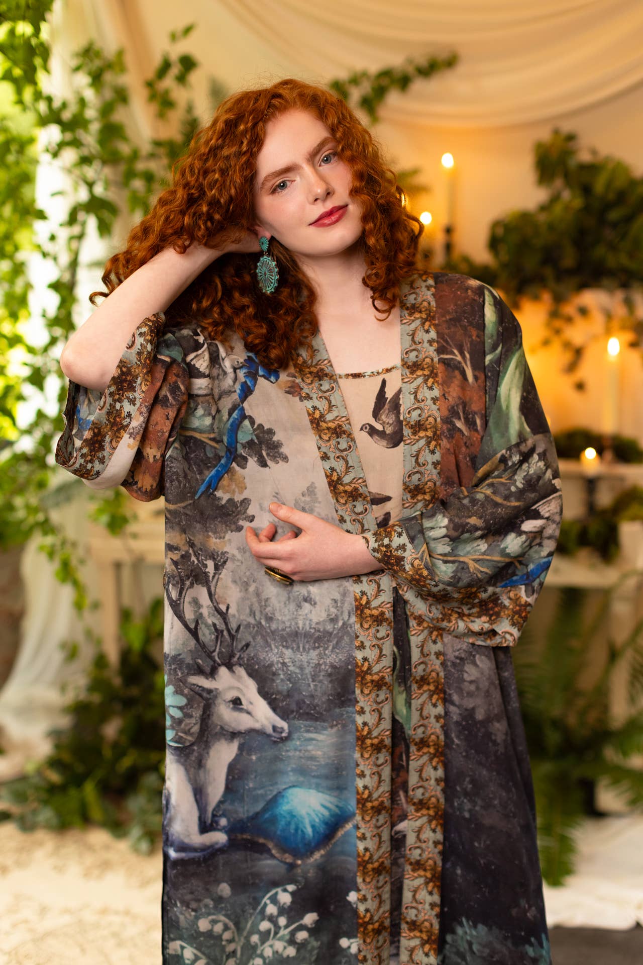 Theatre of Dreams Kimono-Bademantel aus Bambus, langer Staubwedel, mit Hirsch Market of Stars
