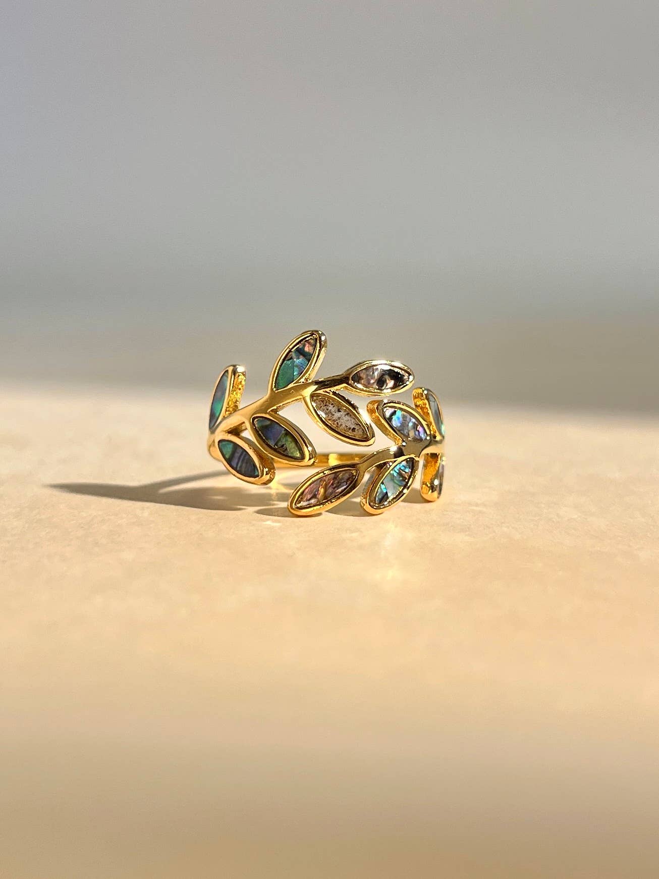 Iridescent Ivy – Vergoldeter Damenring mit schillernden Perlmuttblättern, verstellbar, Edelstahl 18K vergoldet, hypoallergen