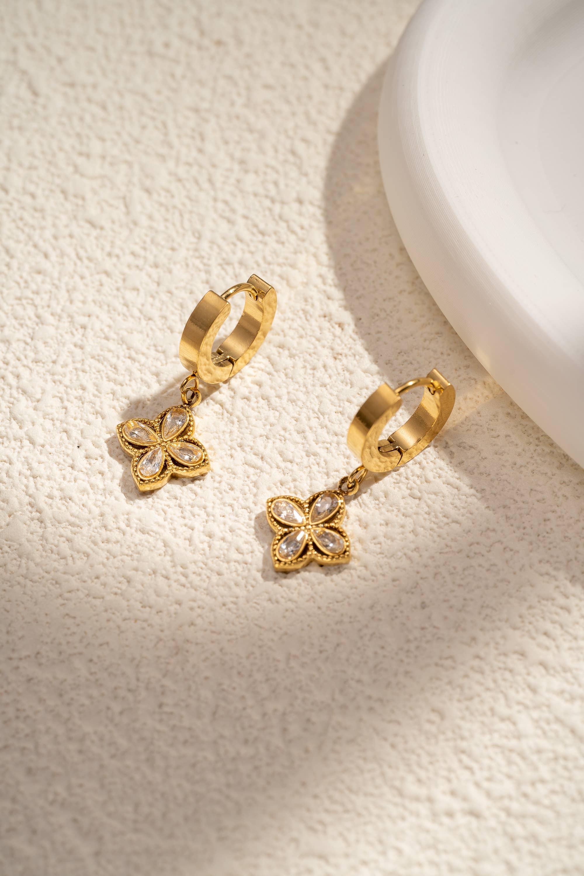 Fleur Brillante – Goldene Creolen mit funkelnder Zirkonia-Blüte, 18K vergoldet, wasserfest
