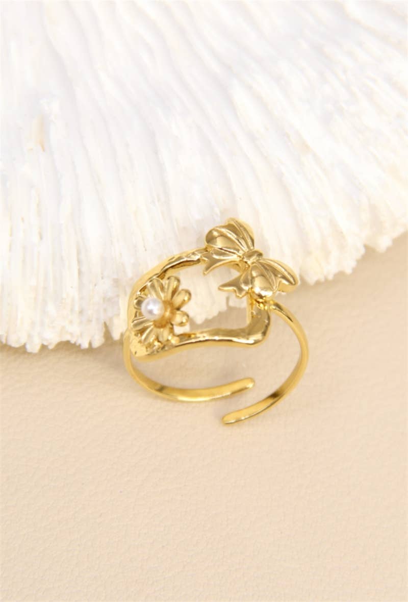 Petite Belle – 18K vergoldeter Ring mit Blüte, Schleife & Perlendetail, größenverstellbar und allergiefreundlich