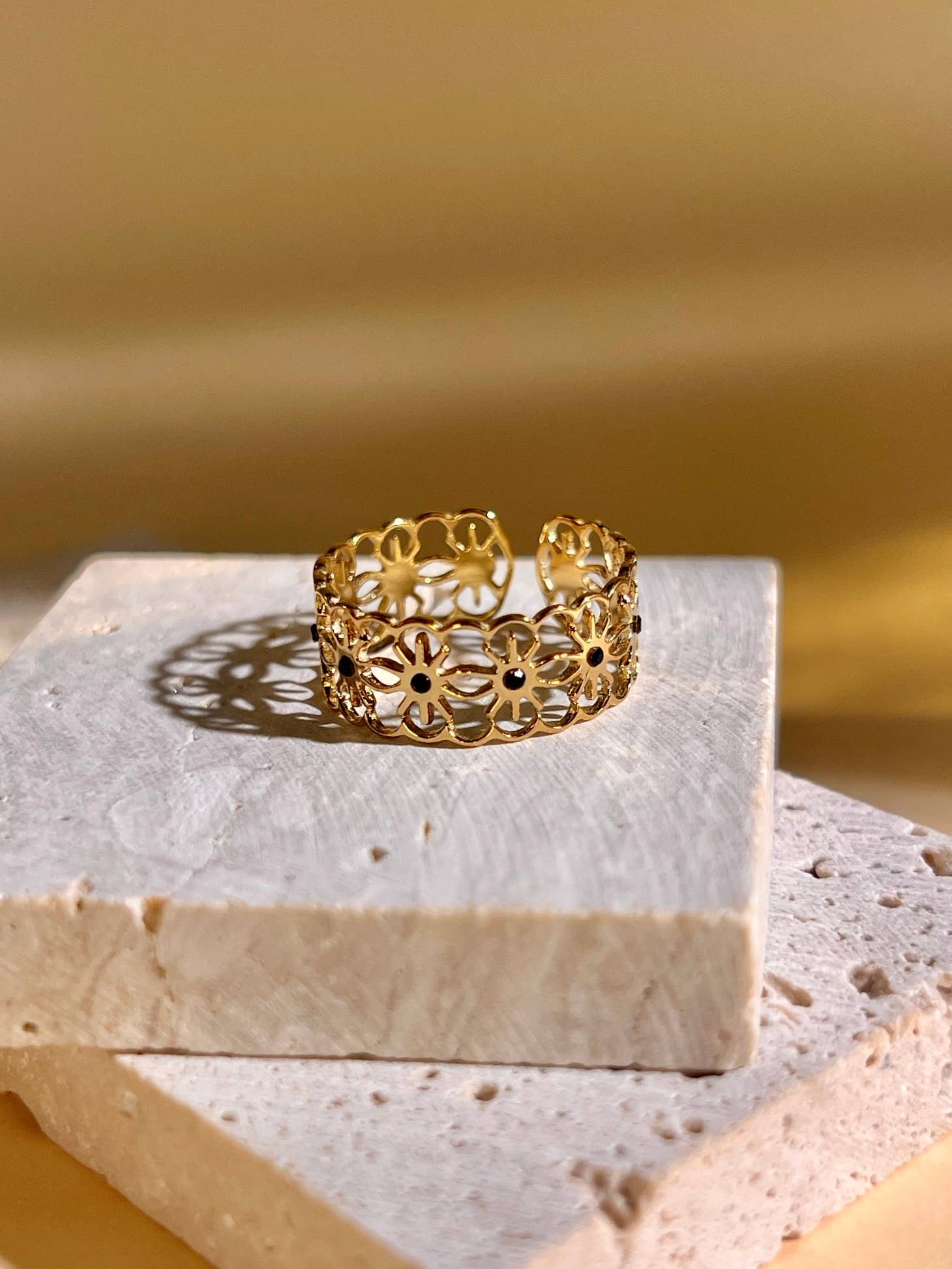 Goldener Ring mit floralem Muster aus Edelstahl, 18K vergoldet