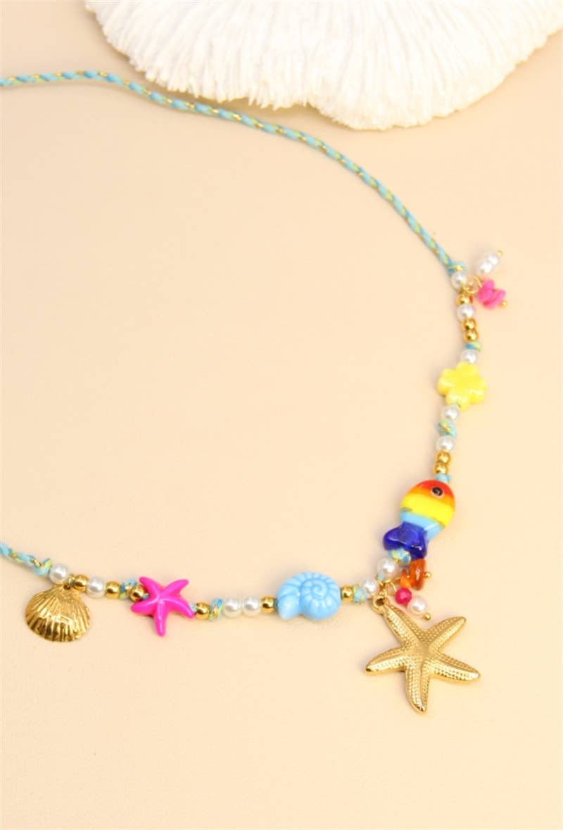 Ocean Parade – Bunte Boho-Kette mit Seestern, Regenbogenfisch, Muschel & 18K vergoldeten Details