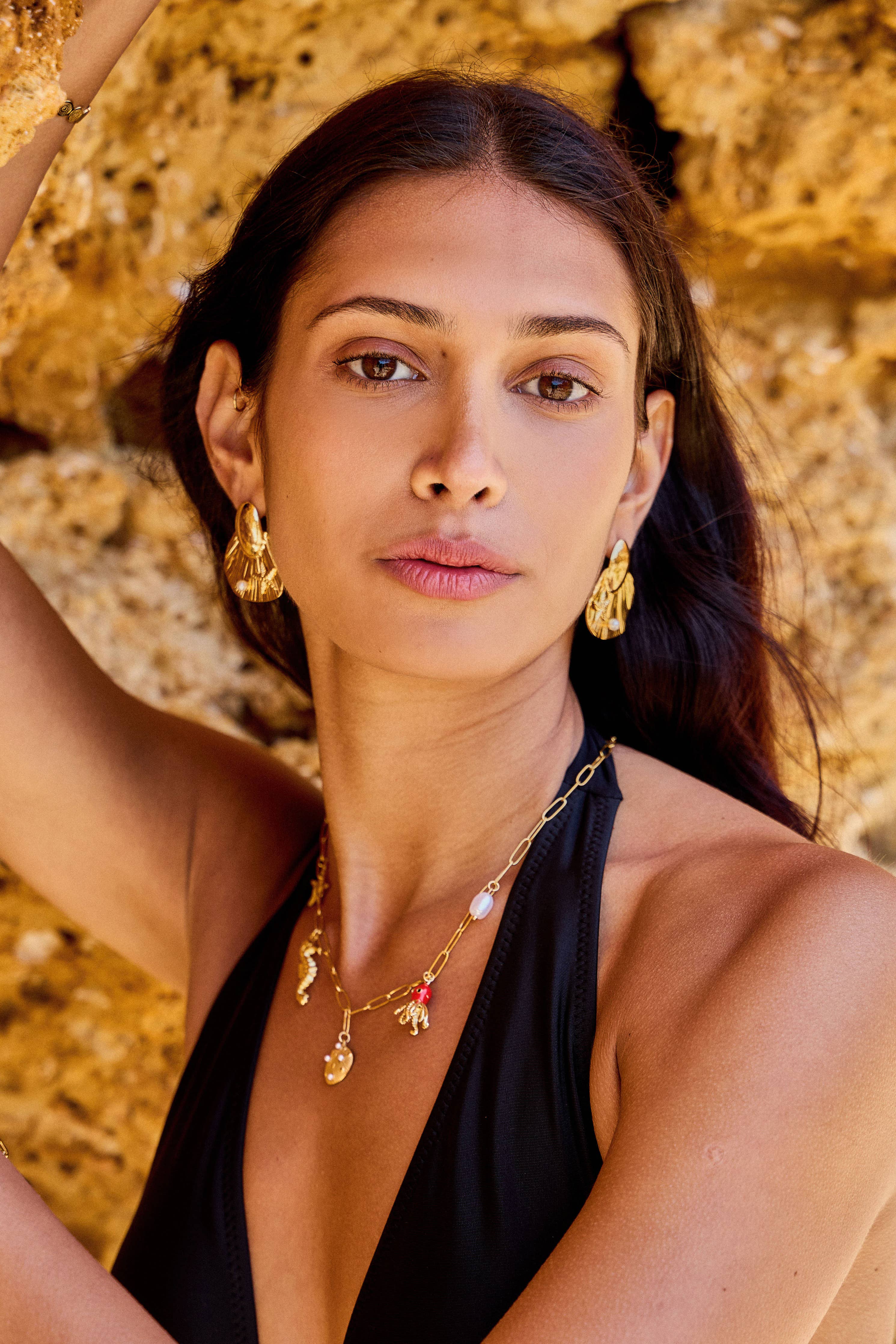 Costa Coral – Vergoldete Gliederkette mit Seestern, Seepferd, Muschel, Perle & roter Krabbe, maritimer Boho-Schmuck