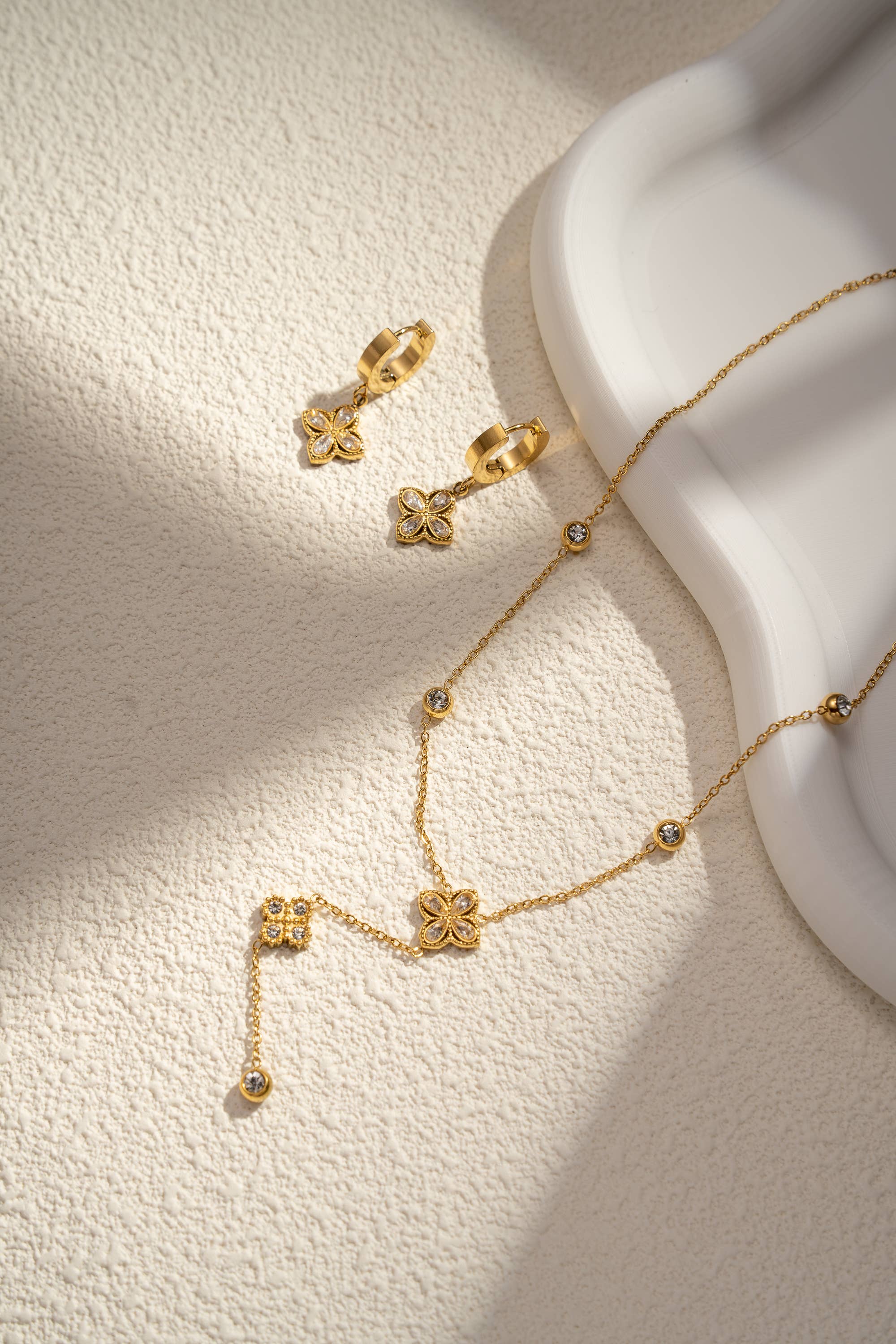 Fleur Brillante – Goldene Creolen mit funkelnder Zirkonia-Blüte, 18K vergoldet, wasserfest