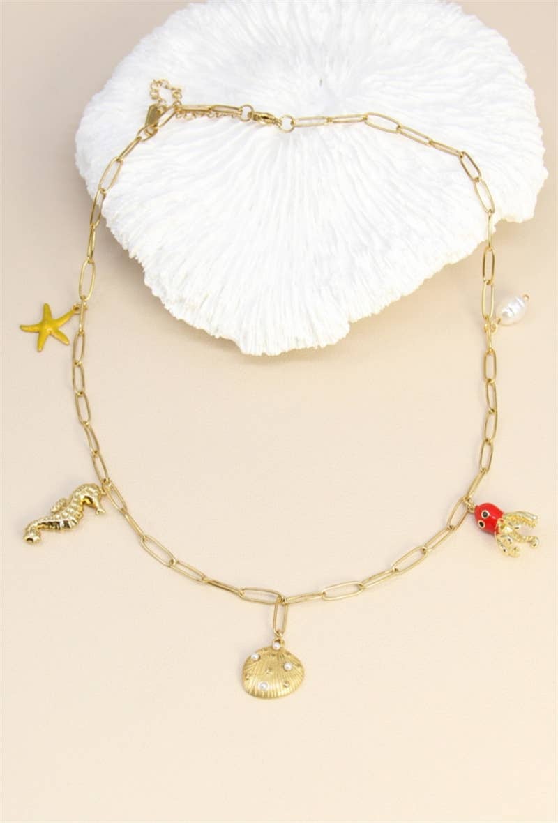 Costa Coral – Vergoldete Gliederkette mit Seestern, Seepferd, Muschel, Perle & roter Krabbe, maritimer Boho-Schmuck