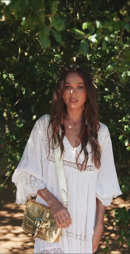 Kurzes Weißes Boho-Kleid mit Goldlinien: Eleganz trifft auf Romantik