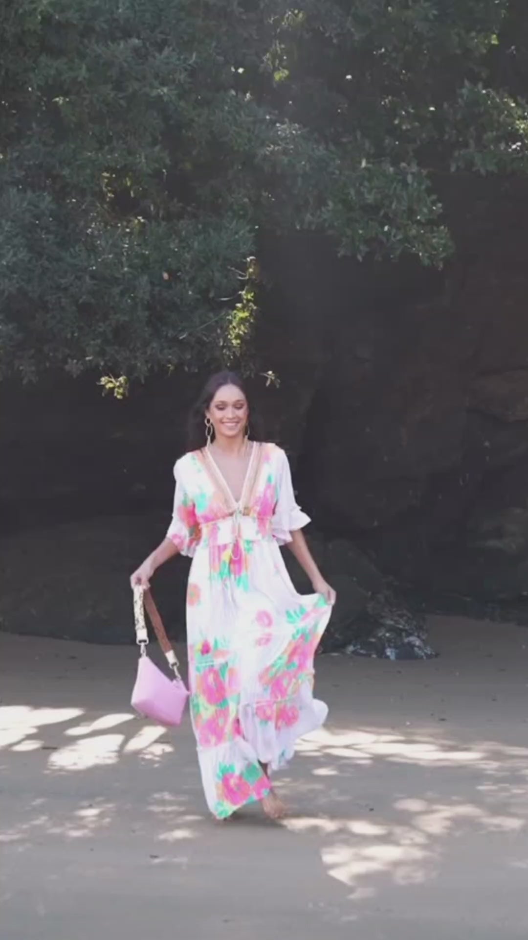 Boho-Chic Maxikleid mit Blumenprint: Eleganz und Frische für den Sommer in Pink und Grün