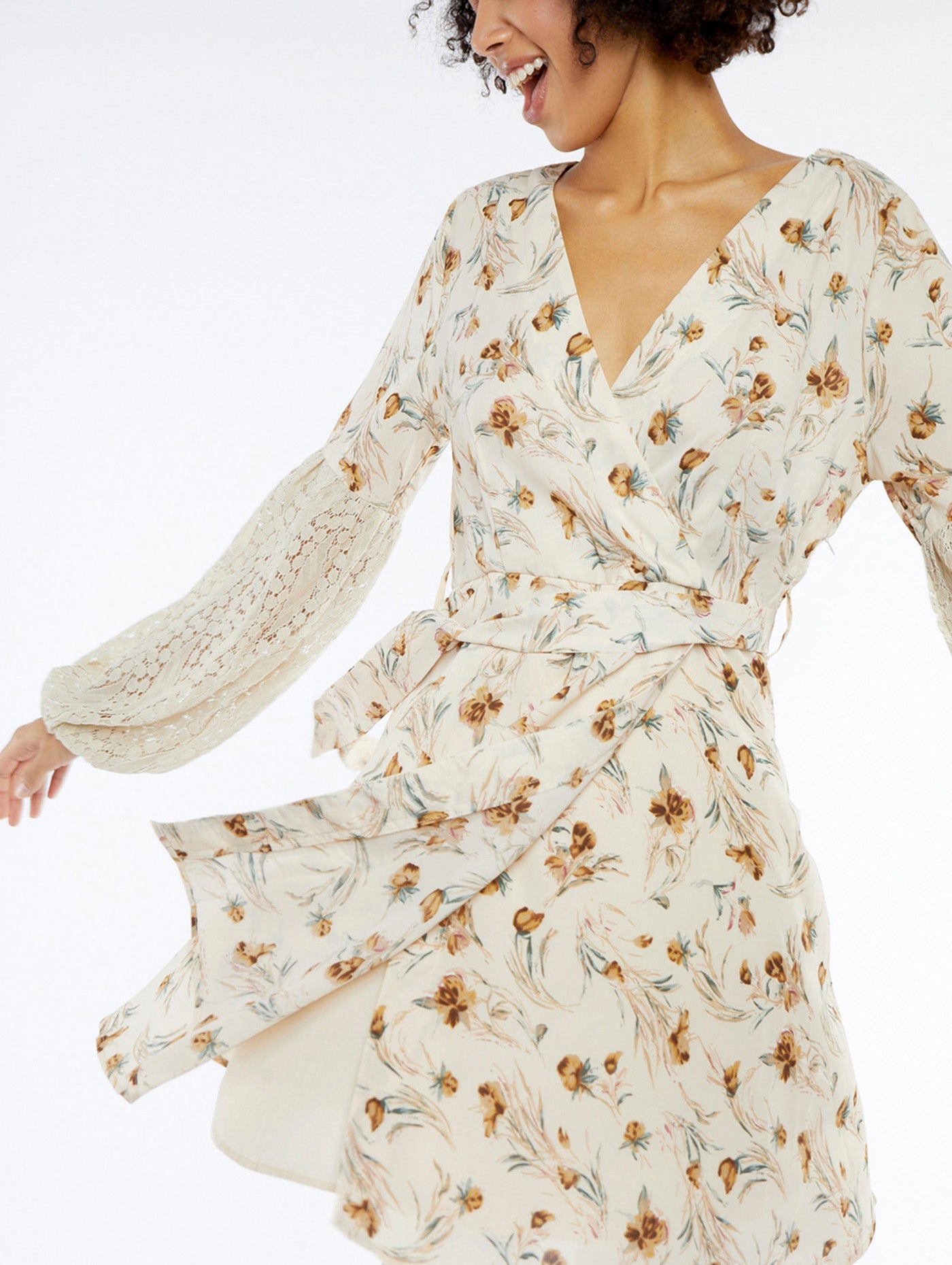 Tolles Kleid mit Spitzenärmeln Meisie