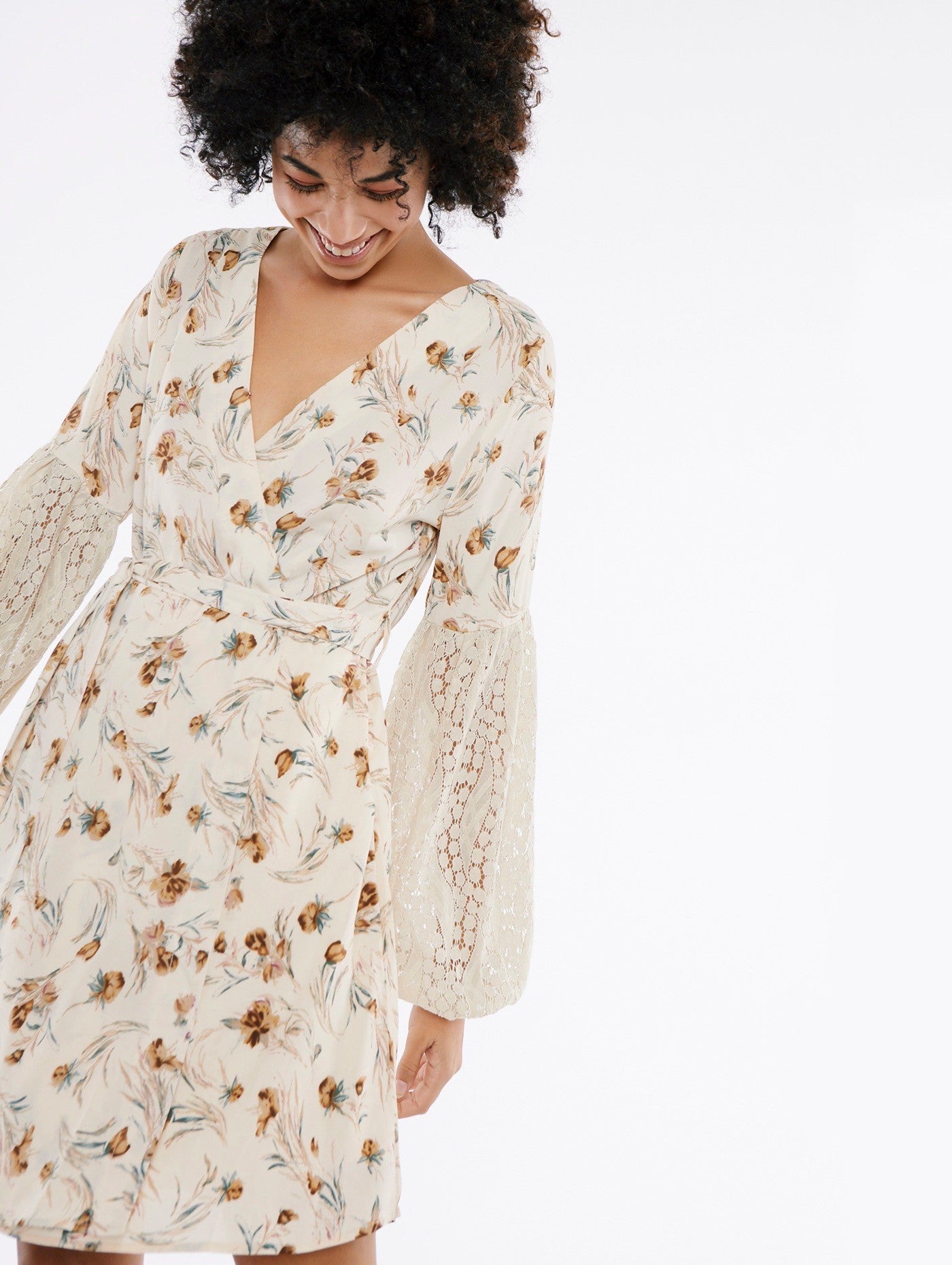 Tolles Kleid mit Spitzenärmeln Meisie