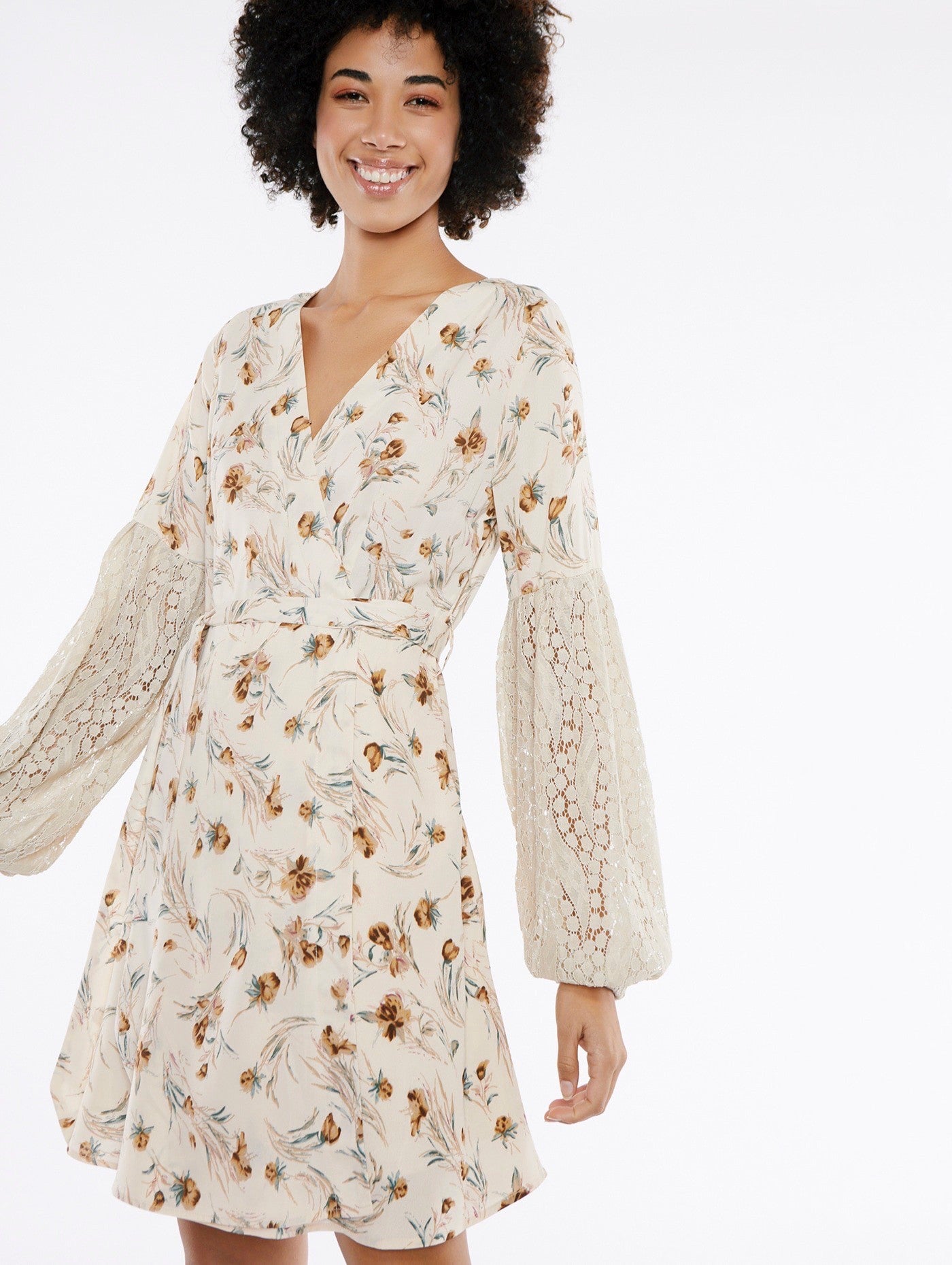 Tolles Kleid mit Spitzenärmeln Meisie