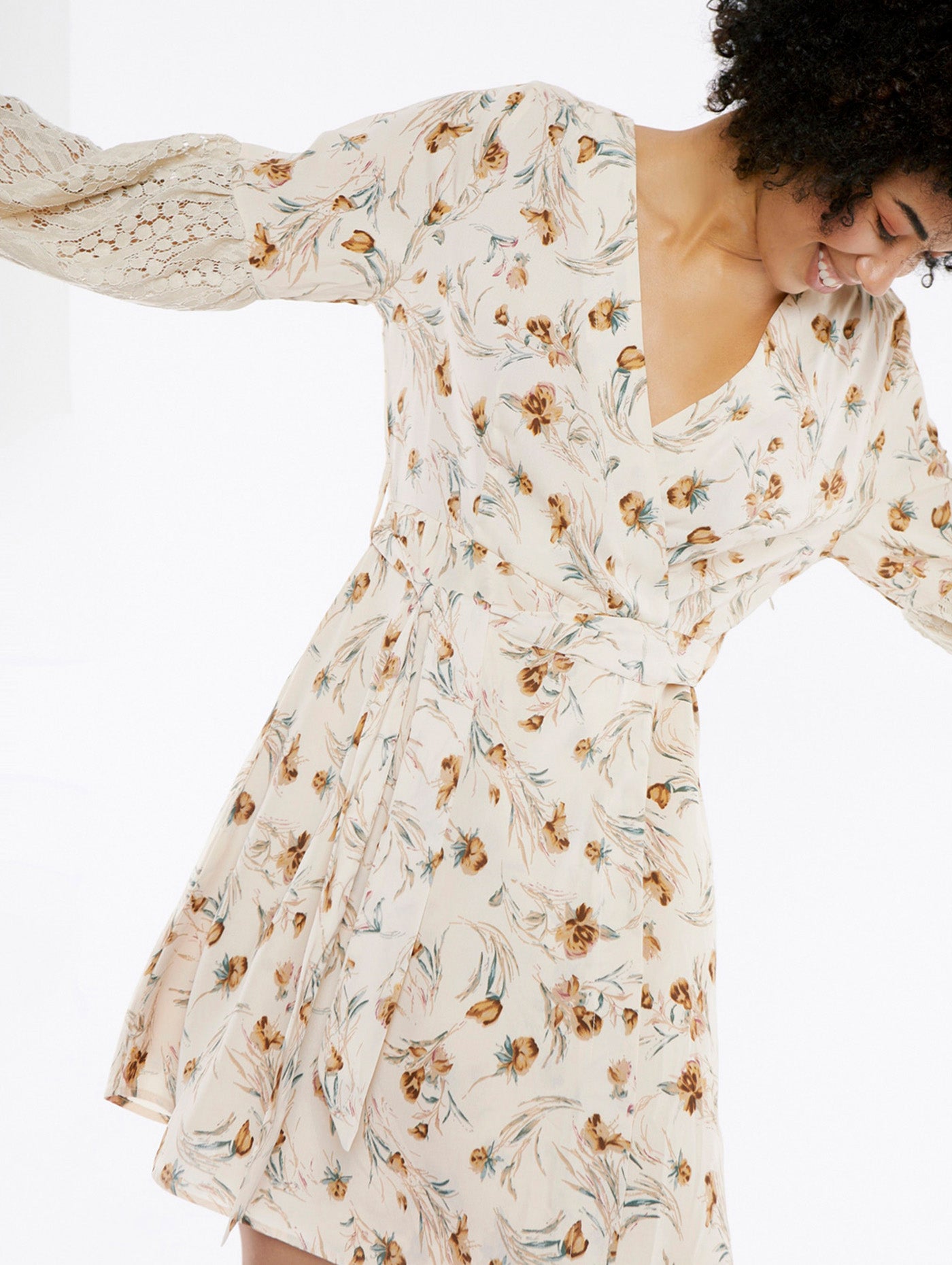 Tolles Kleid mit Spitzenärmeln Meisie