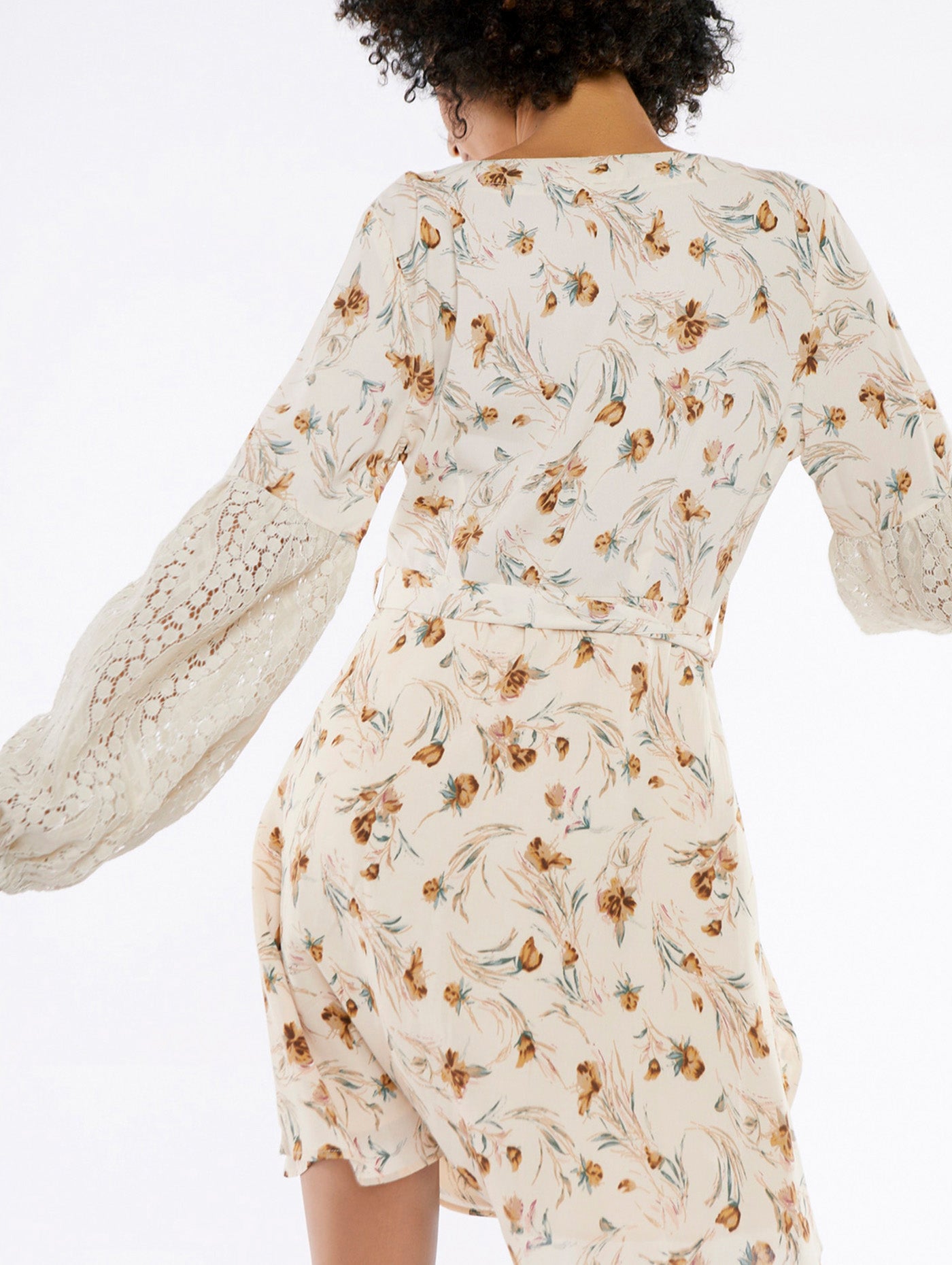 Tolles Kleid mit Spitzenärmeln Meisie