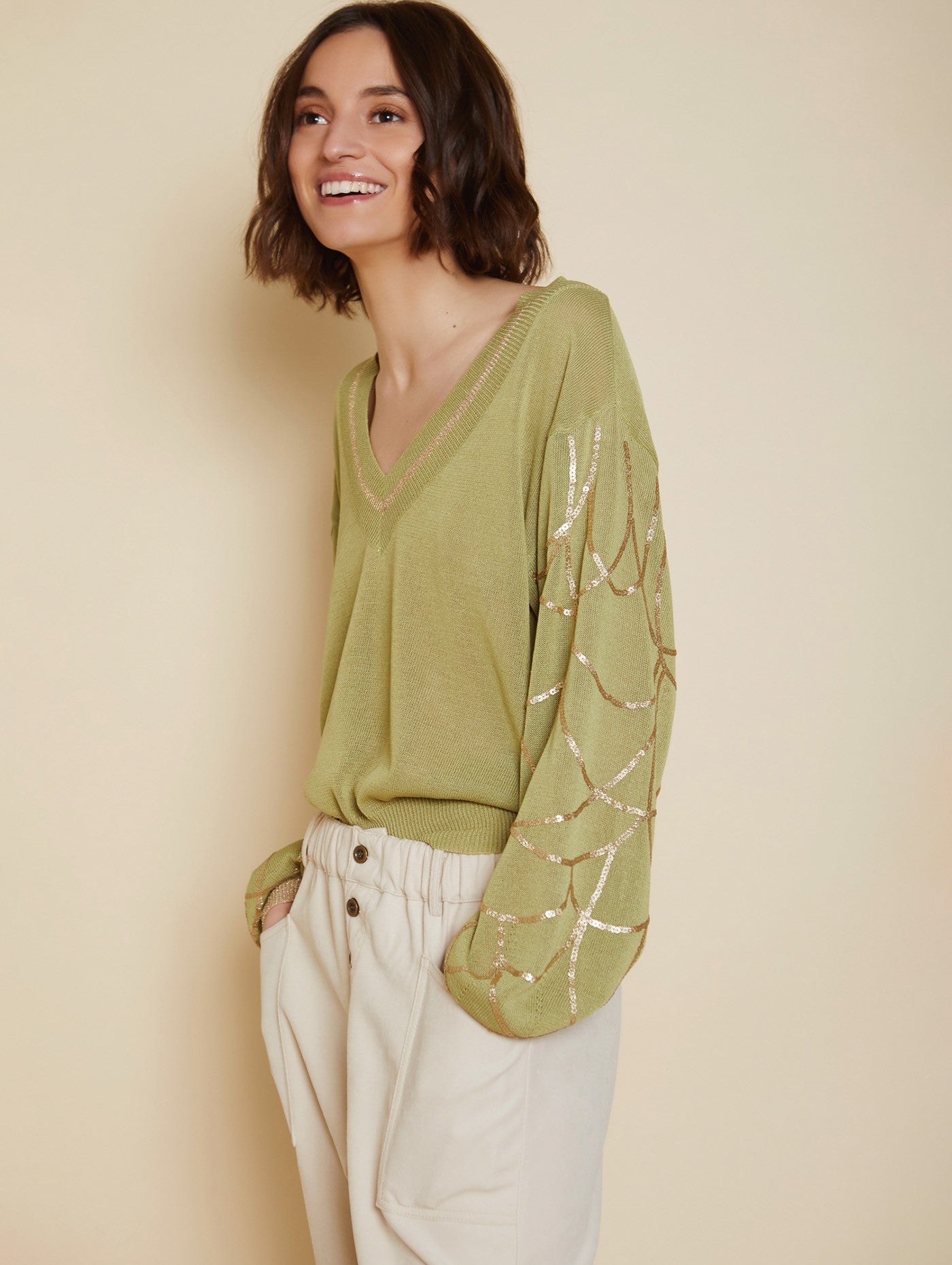 Leichter Pullover in grün mit Golddetails Meisie