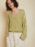 Leichter Pullover in grün mit Golddetails Meisie