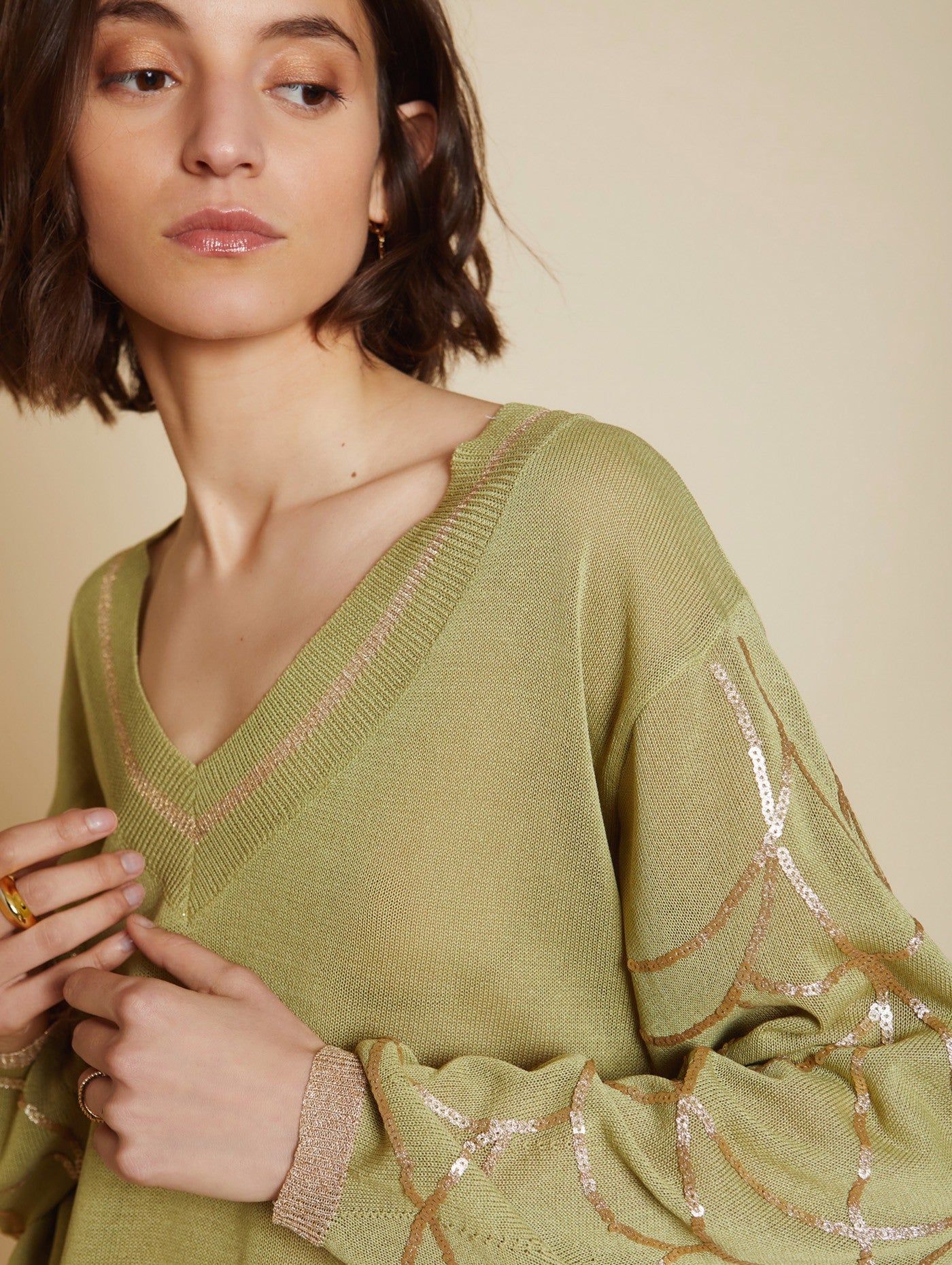 Leichter Pullover in grün mit Golddetails Meisie