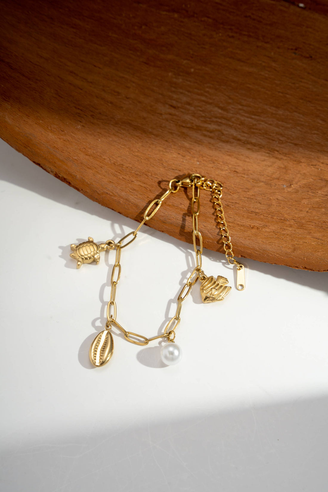 Maritimes Armband mit Schildkröte, Muschel, Schiff und Perle, 18K vergoldeter Edelstahl