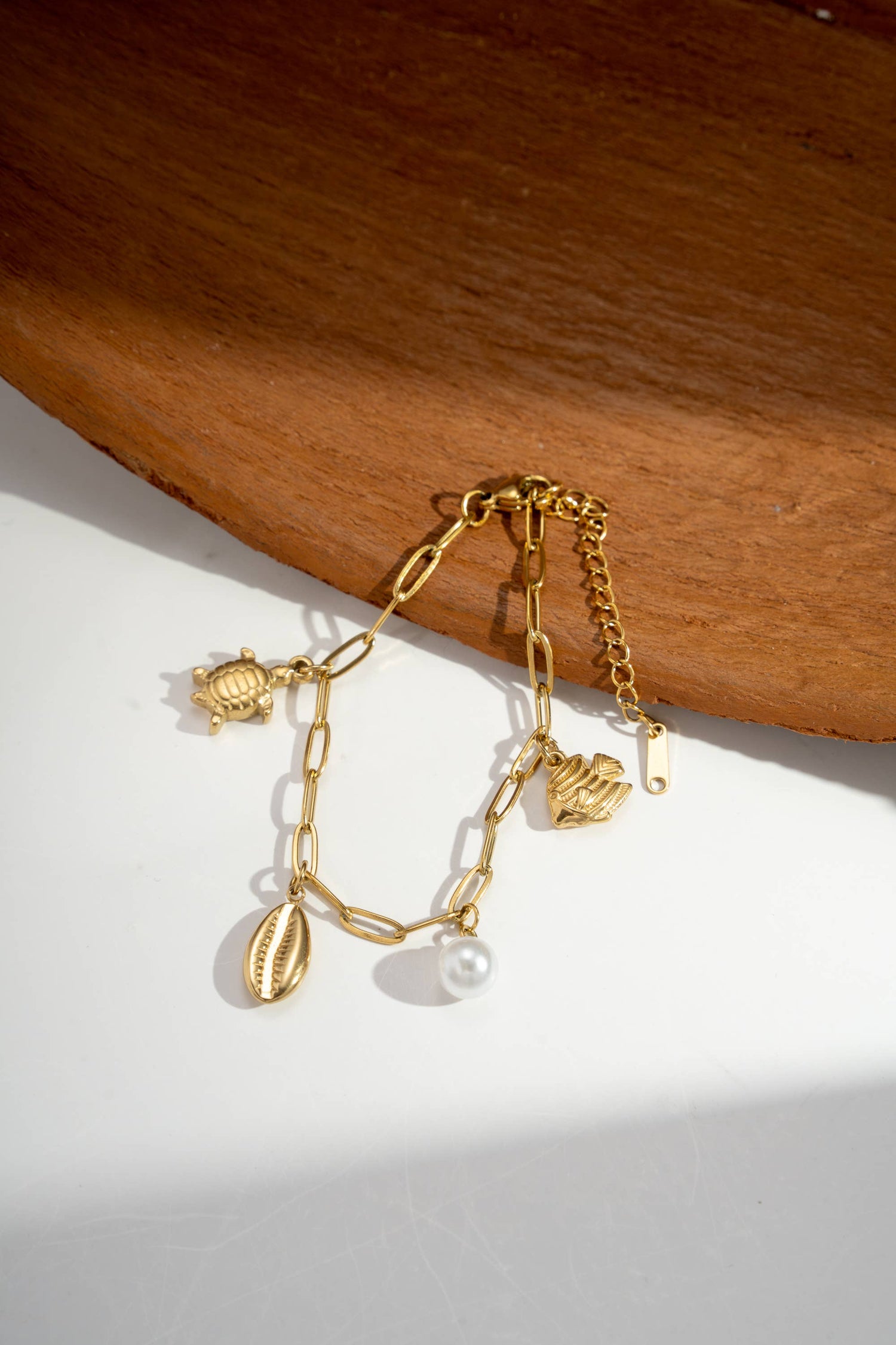 Maritimes Armband mit Schildkröte, Muschel, Schiff und Perle, 18K vergoldeter Edelstahl