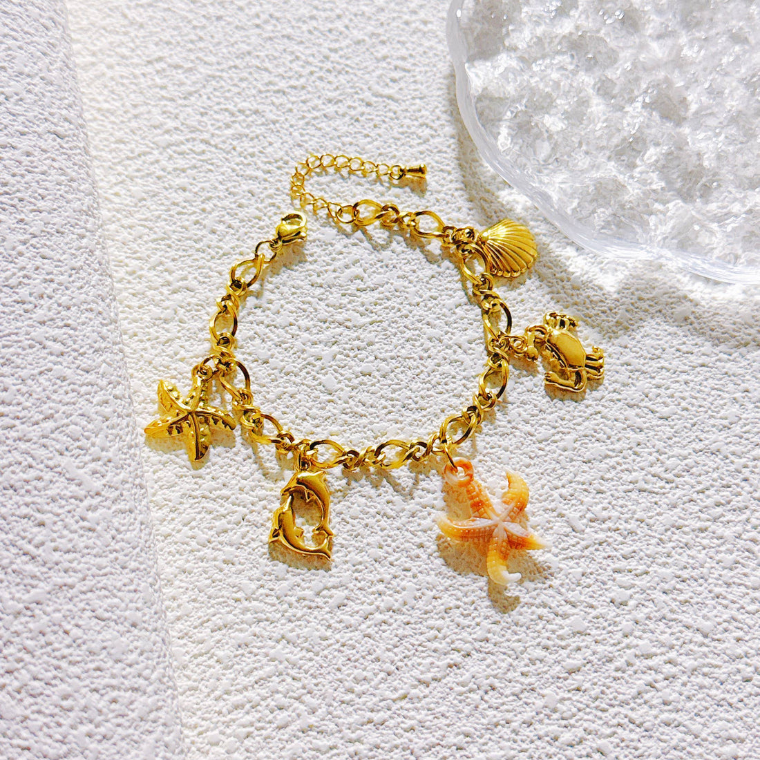 Charm-Armband mit Meeresmotiven wie Seestern, Muschel, Krabbe und Delfinen, goldfarben, Edelstahl 18K vergoldet, maritimer Schmuck für Damen