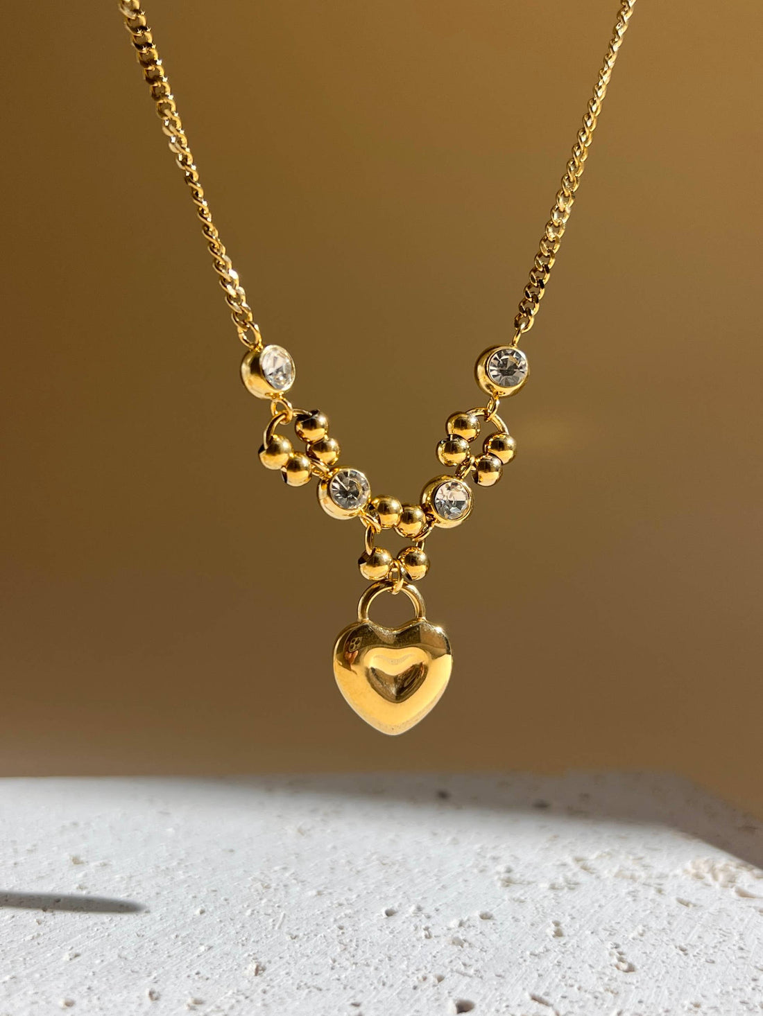 Goldene Edelstahlkette mit Herzanhänger und Zirkoniasteinen – romantisch &amp; elegant