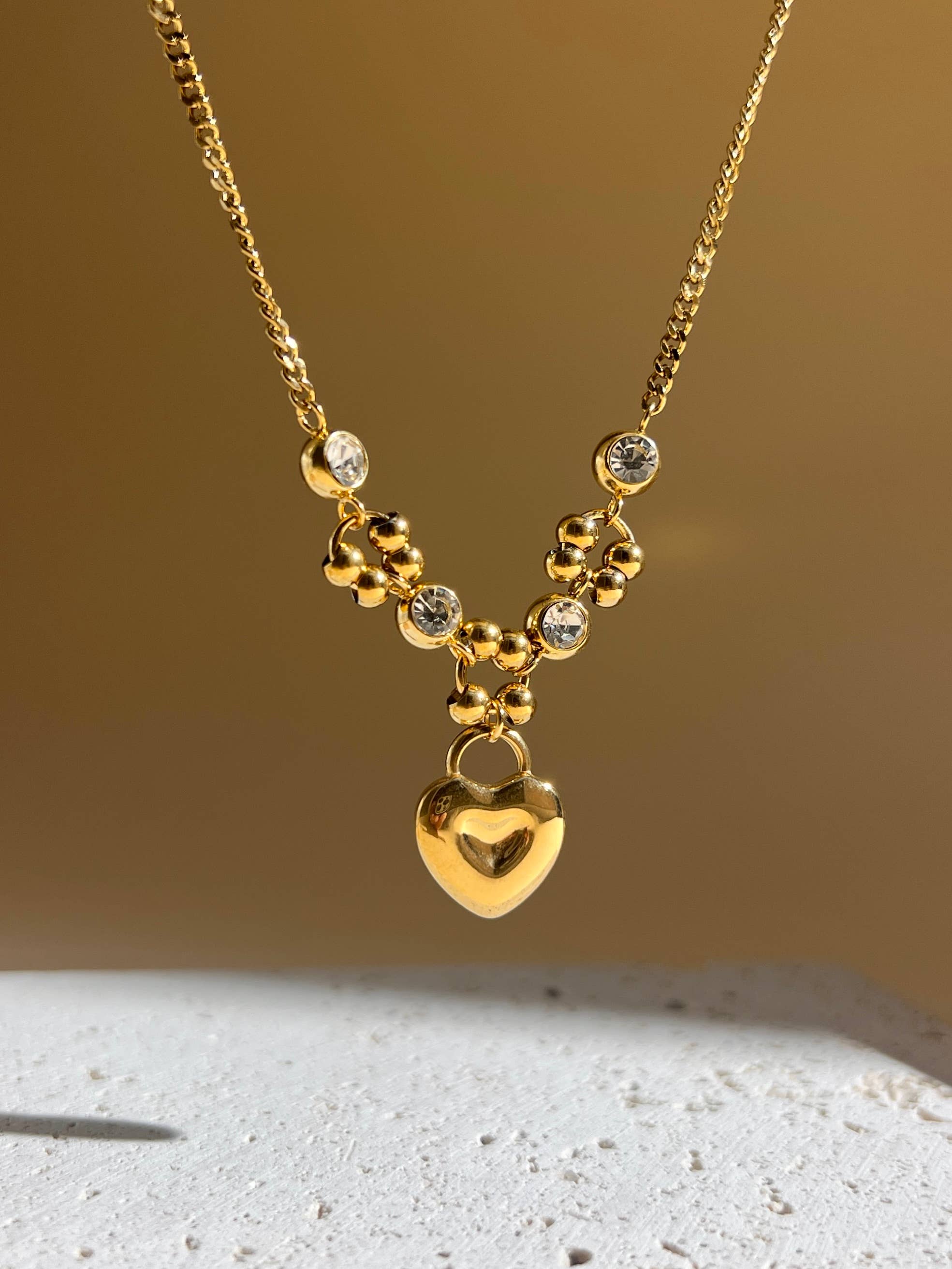 Goldene Edelstahlkette mit Herzanhänger und Zirkoniasteinen – romantisch &amp; elegant