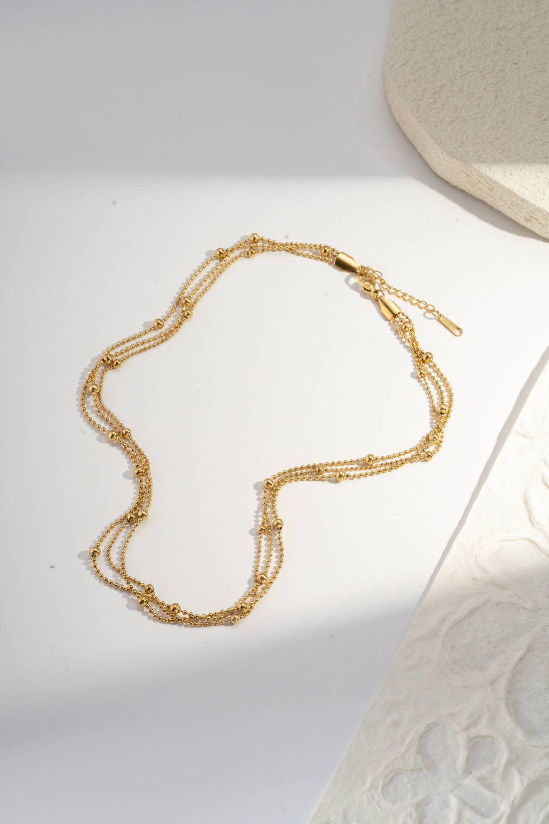 Dreireihige goldene Halskette mit feinen Kugelketten aus Edelstahl, 18K vergoldet