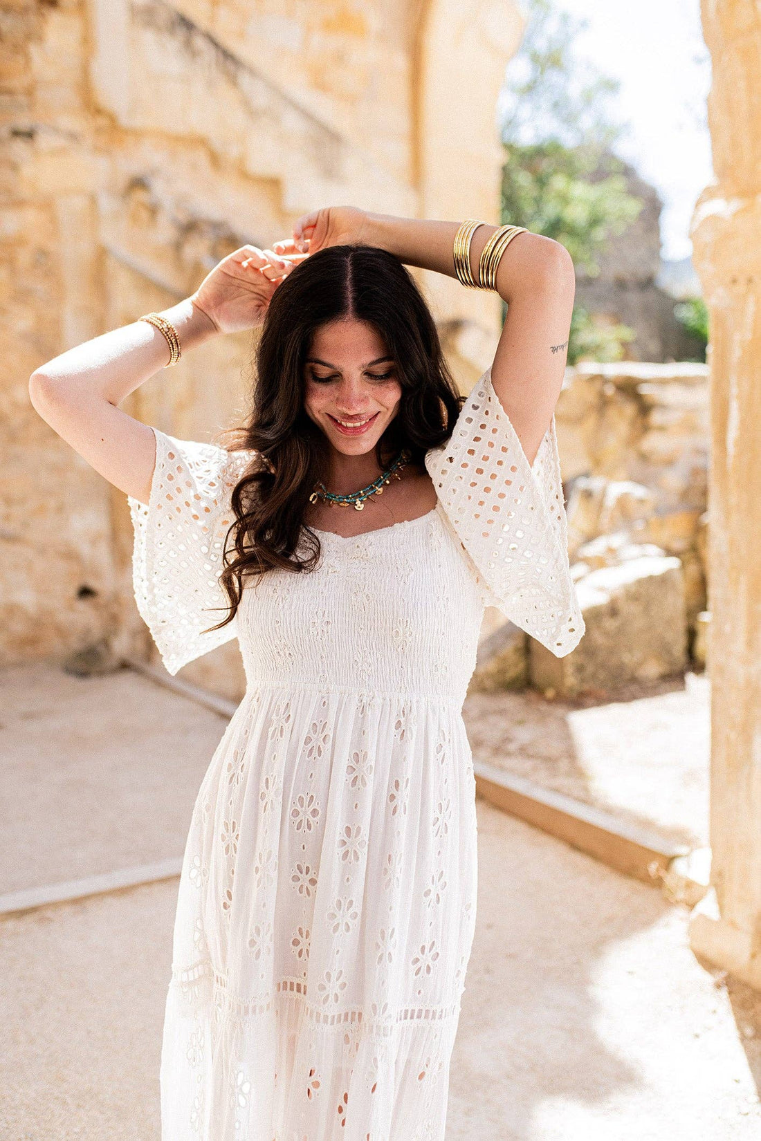Sommervibes im Sicilia Kleid – leichtes Maxikleid mit Lochstickerei und ausgestellten Ärmeln aus Baumwolle