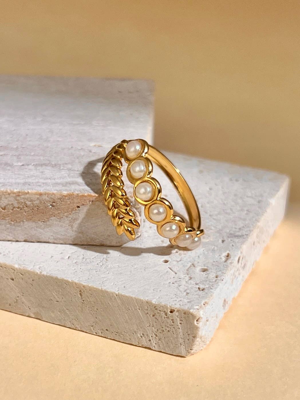 Vergoldeter Ring aus Edelstahl mit Perlen-Optik und Ährenmotiv – offen, größenverstellbar, wasserfest, Boho-Stil