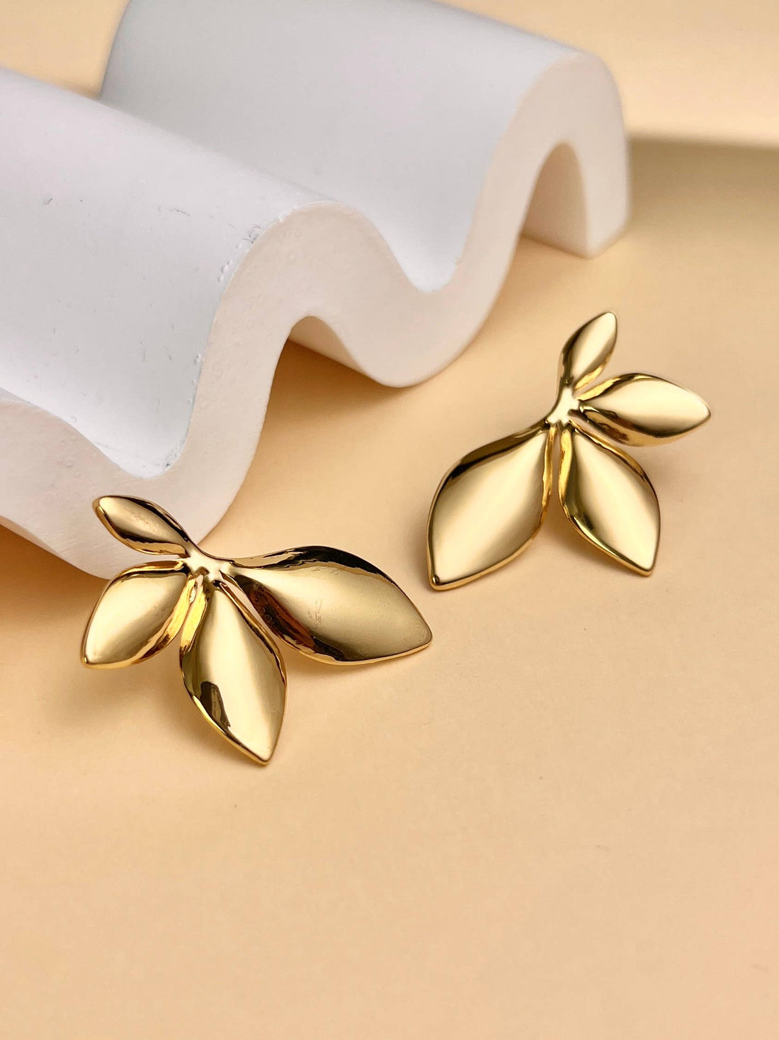 Goldene Ohrstecker in Blattform, Edelstahl 18K vergoldet, eleganter Boho-Schmuck, zeitloser Schmuck für Damen